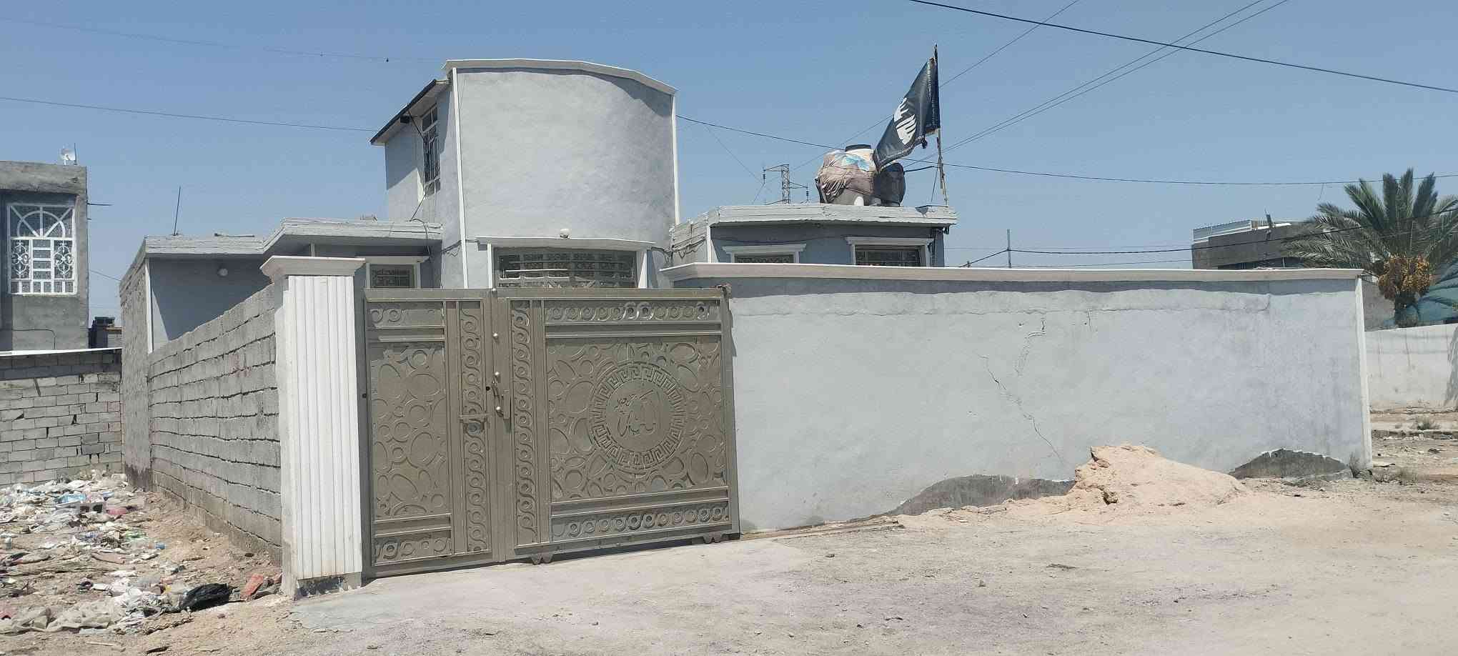 بيت للبيع في حي الدواغنه مساحه 250 متر غرفتين وهول ومطبخ ومضيف وصحيات داخليه وخارجيه +ترك خلف البيت متر ونص متوفره بيه جميع الخدمات موقعه حلوو بالوجهه صاد على حي ذويب الثالث معروض ب 54 وبيه مجال للشراي للاستفسار الاتصال على *********** او المراسله على الخاص
