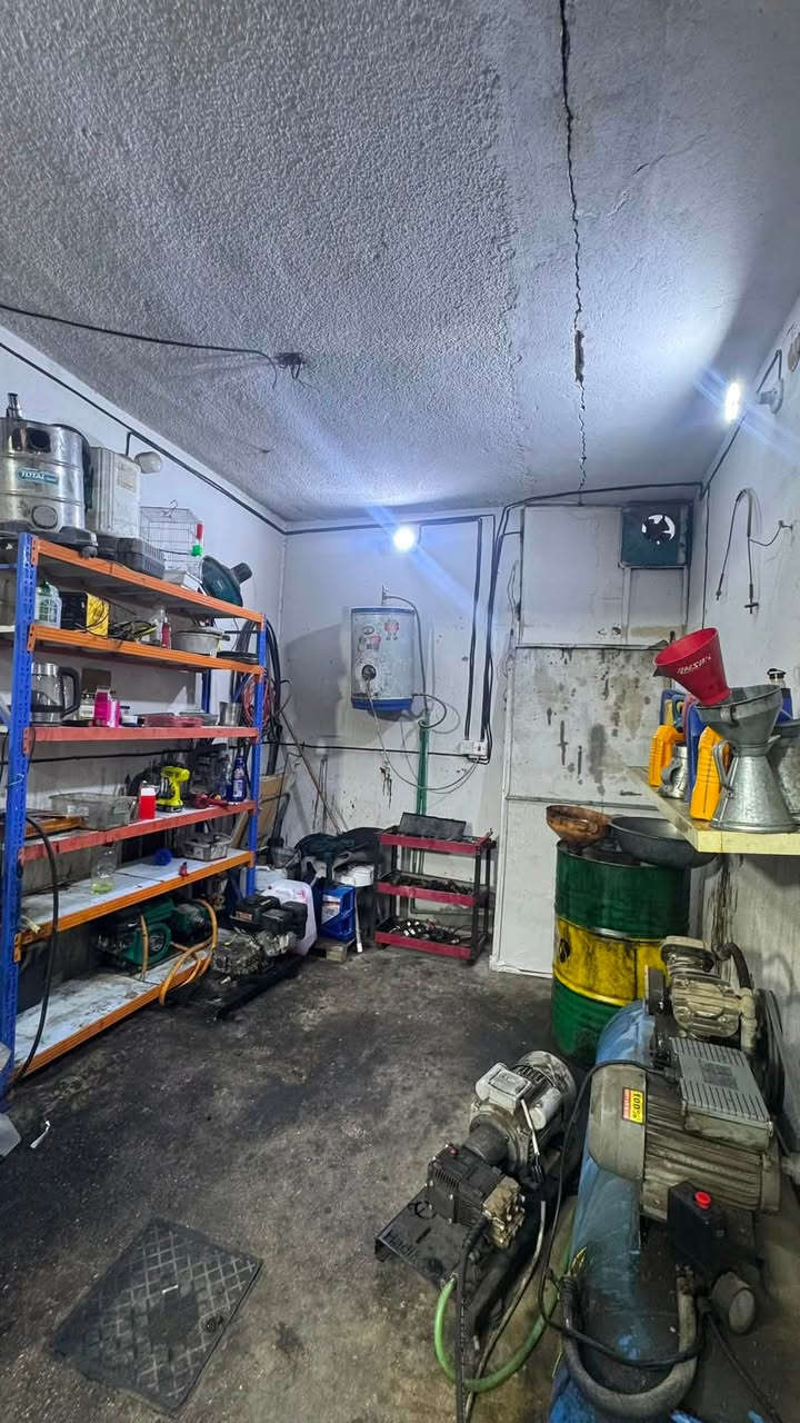 سلام عليكم محطة غسل للبيع في حي الجهاد 
للاستفسار ***********

للبيع محطة غسل سيارات وتبديل زيوت وبنجر كاملة وجاهزة للعمل عدد ٣ محلات

1-مضخة ماء 
2-خالعة تاير مع ادوات البنجر  
3-ادوات كامله 
4انواع الدهون وفلاتر الدهن والتربيد والشوته
5سبلت توسوت انفيرتر
6-سستم كامرات مع بلازما
7-بطل رغوة (فوم غسل )
8-مكنسة كهربائيه
9-كمبريسر هواء 

المحلات جاهزة من كلشي تجي كبل تشتغل مناقصه اي شي
