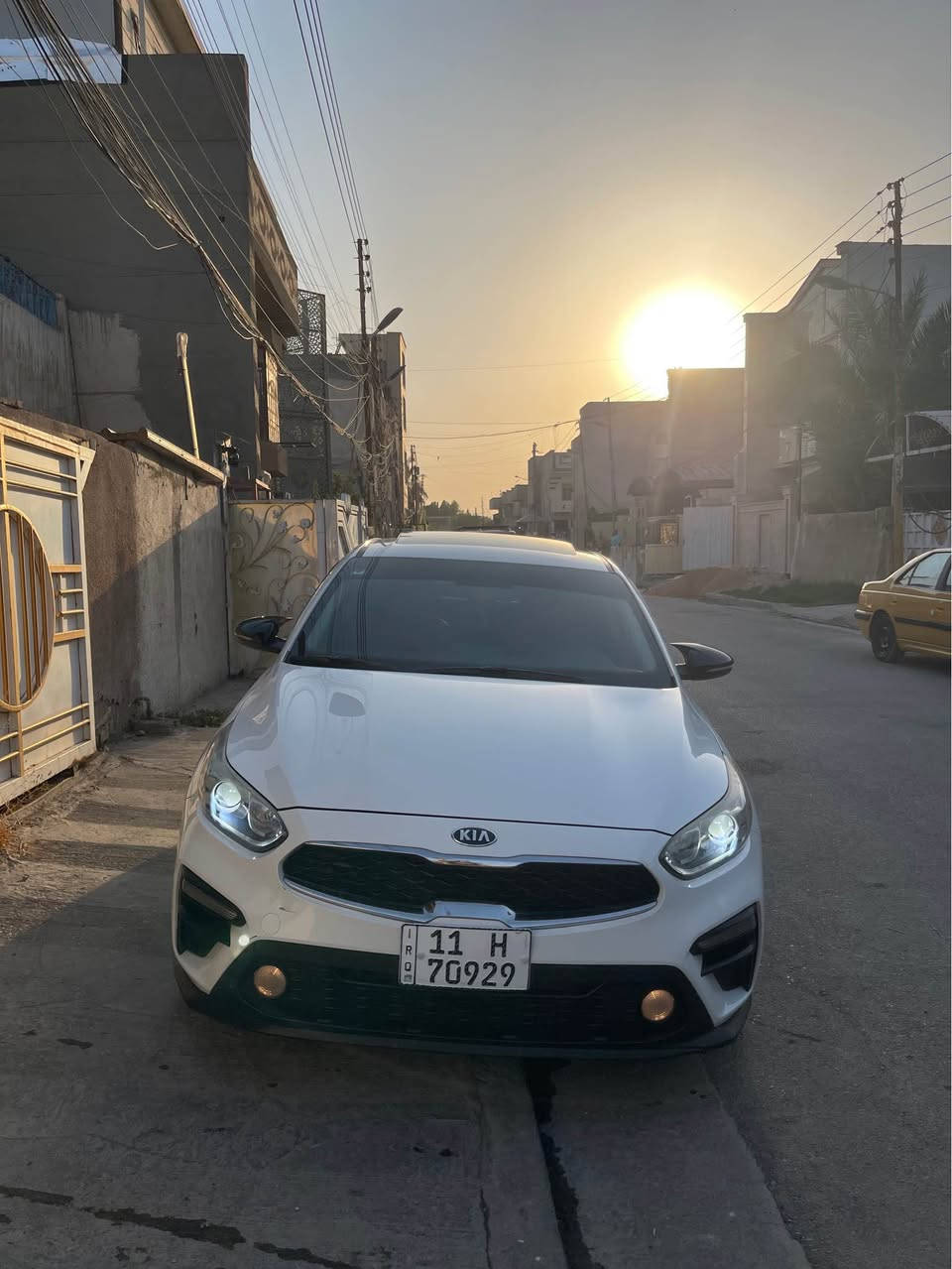 السلام عليكم
للبيع كيا سيراتو 2019 خليجي 
ماشية 79 الف كيلو
فول مواصفات 1/1 
السياره بدون صبغ / بدون تبديل 
1600 دوش  + كير At على وضع الشركة
سلايد
مري شفط
تبريد قطعتين 
شاشه + كامره
داخل جلد 
دوشمه ارضيه جلد 
المكان الغزالية 
السعر 143 وبيها مجال 
*********** بغداد, العراق

نص مكتوب في الصور:
- 6:38 ص