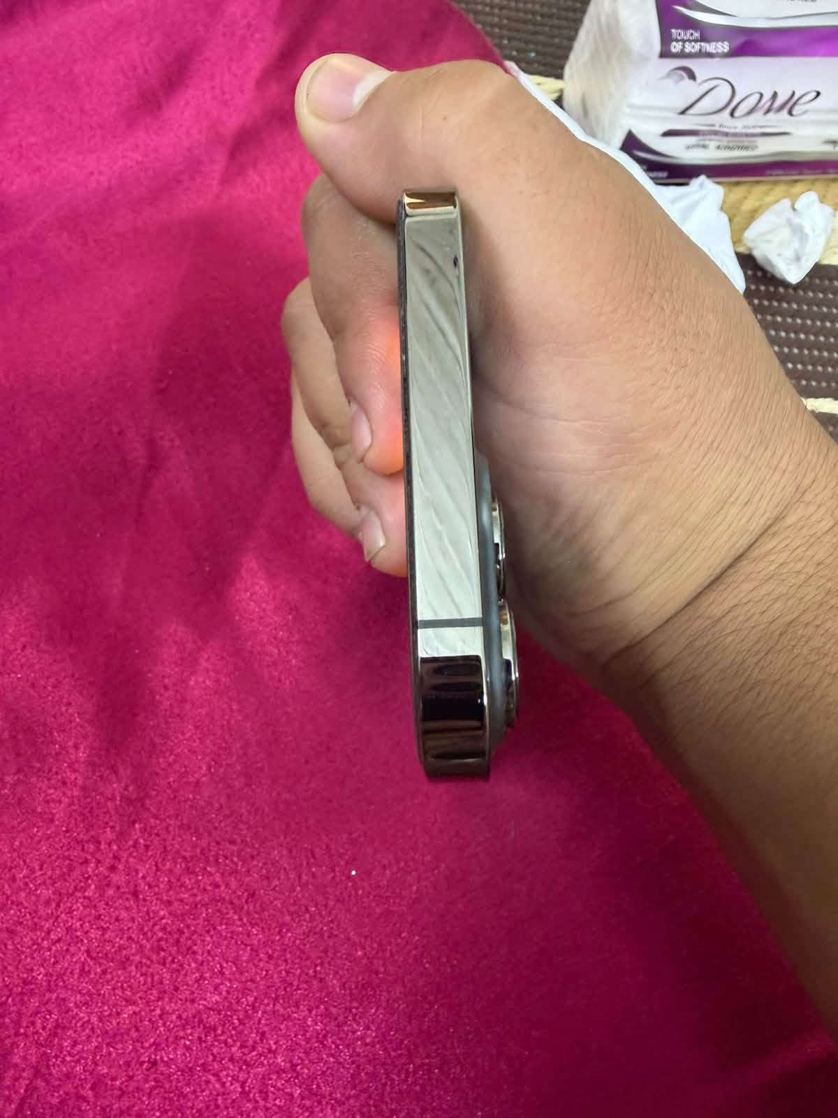 ايفون 13 pro max
ذ 256
ب 91 معلايه 
لون اسود 
شاصي كفاله 
الجهاز مبدل بي شاشه حالها حال الاصليه 
لا تعليك ولاحماوه ولا تختلف الوانها كلش مرتبه 
محدث اخر تحديث ios 27 مكاني بغداد البنوك 
السعر 600 وبي مجالل***********

نص مكتوب في الصور:
- القطع والخدمة تجمع Apple سجل تاريخ القطع والخدمة، وهذا السجل يعرض معلومات عن هذا الـ iPhone وحالته وتفاصيل إصلاحه. معرفة المزيد... سجل تاريخ الخدمة الشاشة غير معروف
- حالة البطارية والشحن كما هو الحال مع البطاريات القابلة لإعادة الشحن، بطارية الهاتف قابلة للاستهلاك وتصبح أقل فاعلية مع الوقت. معرفة المزيد... الحد الأقصى للقدرة 91% هذا قياس لقدرة البطارية مقارنة بقدرتها عندما كانت جديدة. قد تتسبب القدرة المنخفضة بتقليل ساعات الاستخدام بين عملية الشحن والأخرى. أقصى قدرة للأداء ستساعد الأنظمة المضمنة في النظام والمكونات في تخفيف آثار الأداء التي قد تلاحظها أثناء التقدم الكيميائي في عمر بطارية iPhone. شحن البطارية المحسن للحد من استنزاف عمر البطارية، يتعلم الـ iPhone من عادات الشحن اليومية، بحيث ينتظر ولا يتجاوز 80% حتى يحين موعد حاجتك إلى استخدامه.