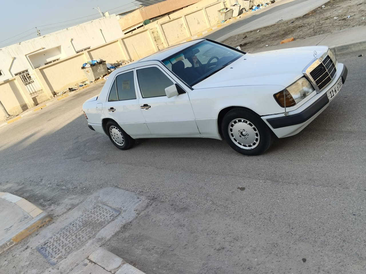 سياره مارسدس دب مديل 89 سياره مكفوله من الكلبه والكص والخياس والعيب الشرعي مكينه وكير 3000مكفولات تبريد ثلج قواعد برنكيتات مكفولات سياره جاهزه اي نقص مابيه رقم بغداد انكليزي تحويل ثاني يوم سعره 55مكانه ذي قار المركز ***********
