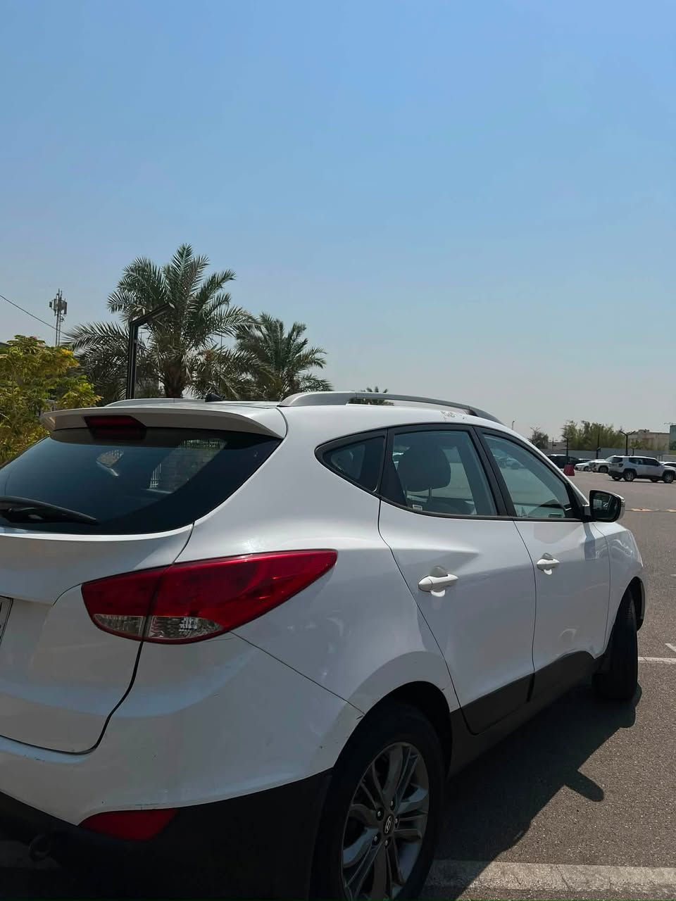 السلام عليكم 
توسان موديل15 خليجي 
سياره نظيفه حيل ماشيه 90km
سياره بيه قطعه بارد جاملغ مال راكب وبيه طخات 
سعر 143 
للاستفسار على رقم***********
