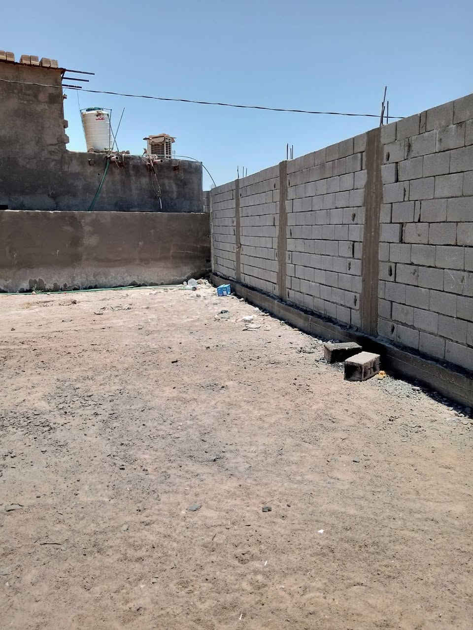 قطعة ارض للبيع ‼️
ابو الخصيب المحكمة شارع ابو دلة 
مساحة القطعة 600م قريبة جداً على شارع العام، تبليط جديد واصل للقطعة للاستفسار الاتصال على الرقم ***********
