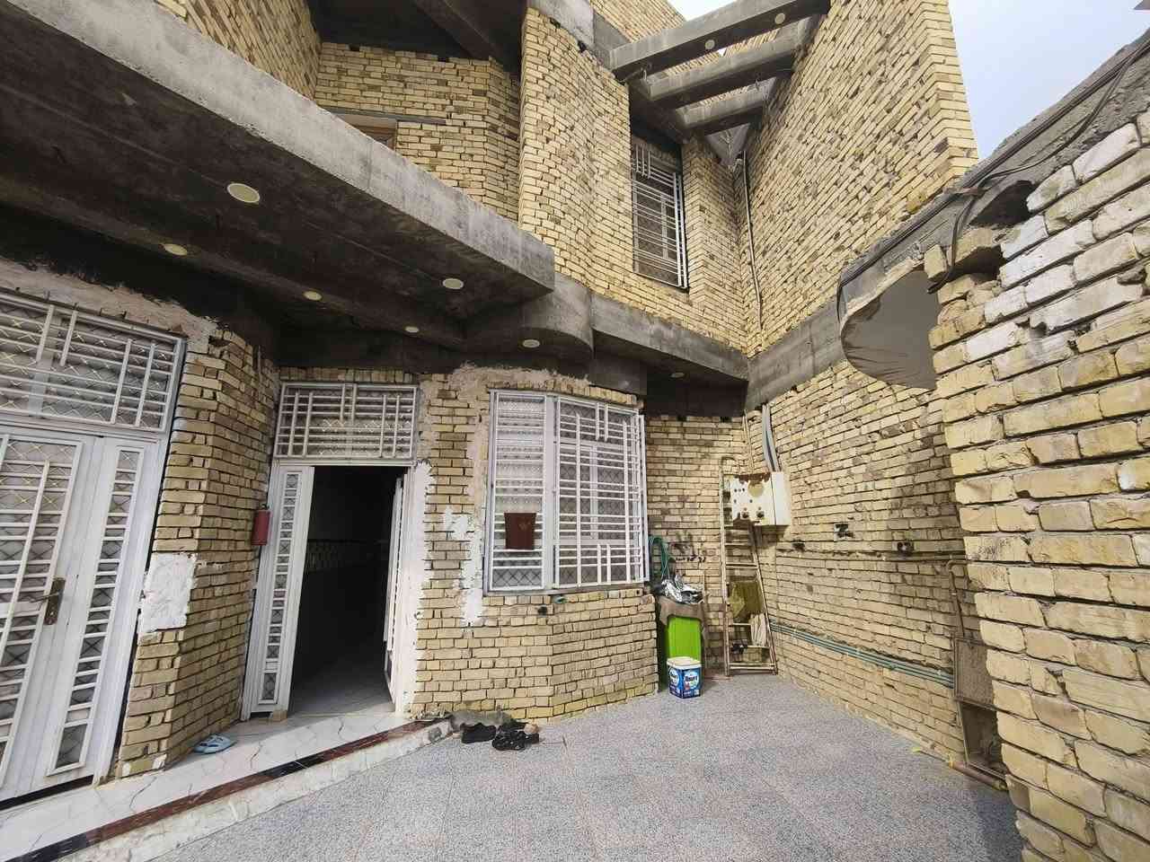 بيت للبيع في شطره منطقه حي الامام المهدي 
بيت مساحه 200م يتكون من طابقين  الطابق الاول يحتوي على استقبال وصاله ومطبخ وغرفتين وحمام عدد 2 ومنور والطابق الثاني يحتوي على صاله و٤ غرف وحمام 
تفاصيل السعر على الرقم  
***********
