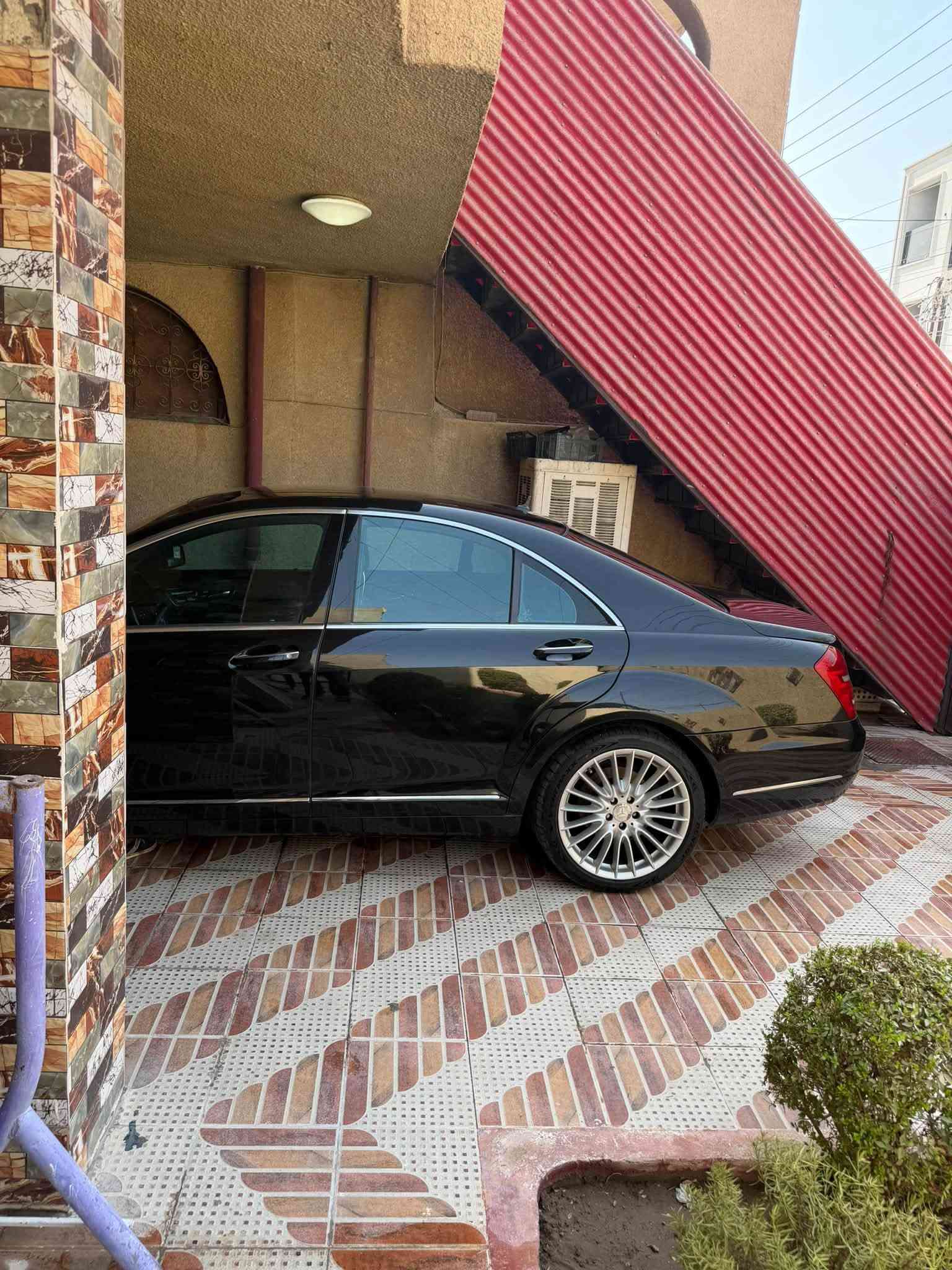 🚘 مرسيدس S350 | موديل 2009 محدث 2013

✨ للبيع – بغداد

المواصفات والتجهيزات:
• محرك 6 سلندر 3500cc – الحجم المرغوب
• كير أوتوماتيك
• تعليق وجكات هوائية
• سلايد روف – 3 وضعيات
• تبريد 3 قطع
• سايد بريك بصمة
• تلفون + ماوس تحكم
• CD Changer – 6 أقراص
• بردات كهربائية – 5 قطع
• مقاعد كهربائية: تدفئة + تبريد + مساج + قاصّة + Memory
• داخلية جلد أسود مع تطعيم صاج
• أبواب وجنطة شفط
• مري شفط وقلّاب
• تعتيم ليلي
• إشارات زراك لايت
• لايت زينون داينمك
• تجاوي كهرباء
• مرايا داخلية وجانبية عاكسة للضوء
• جوستكات قيادة بالستيرن
• نظام سماعات Full Stereo
• GPS
• حساسات أمامية وخلفية
• إنارة داخلية متغيرة للدشبول
• تايرات Dunlop
• بطارية جديدة
• صدر جديد
• وبعدها مواصفات وتجهيزات إضافية كثيرة

المعلومات:
📍 رقم أربيل – تحويل مباشر أو وكالة
🎨 اللون: أسود
🔧 الحادث: فقط هلال جامِلَغ خلفي (خلف السائق)
📍 مكان السيارة: بغداد
***********
