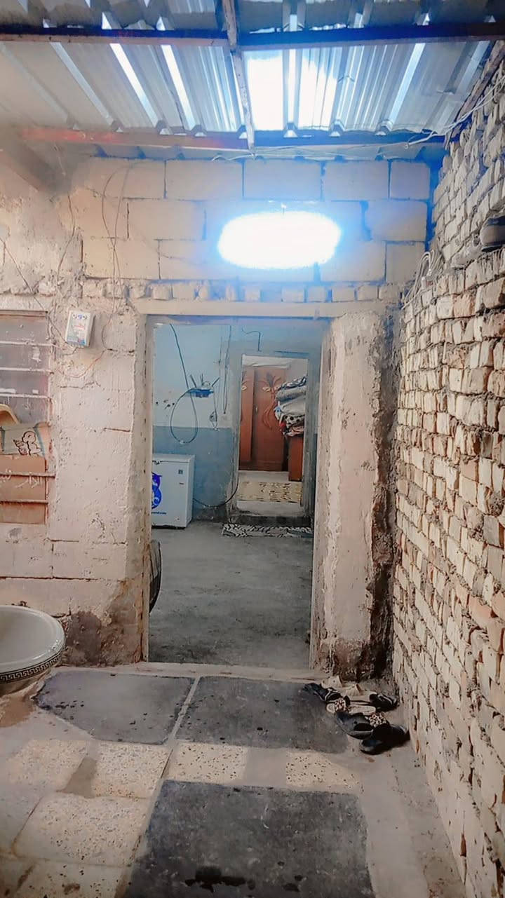 السلام عليكم بيت للبيع ج بحي السلام تجاوز جينكو فقط الغرفه الجوه ساندويش  نزال22 واجهته 4 يحتوي ع طرمه جبيره ممر خدمات مطبخ استقبال غرفه نوم مي وكهرباء وسحب وكلشي جاهز فقط البره يحتاج لبخ رح اترك رقم صاحبه بالمنشور ابو زينب  ***********
