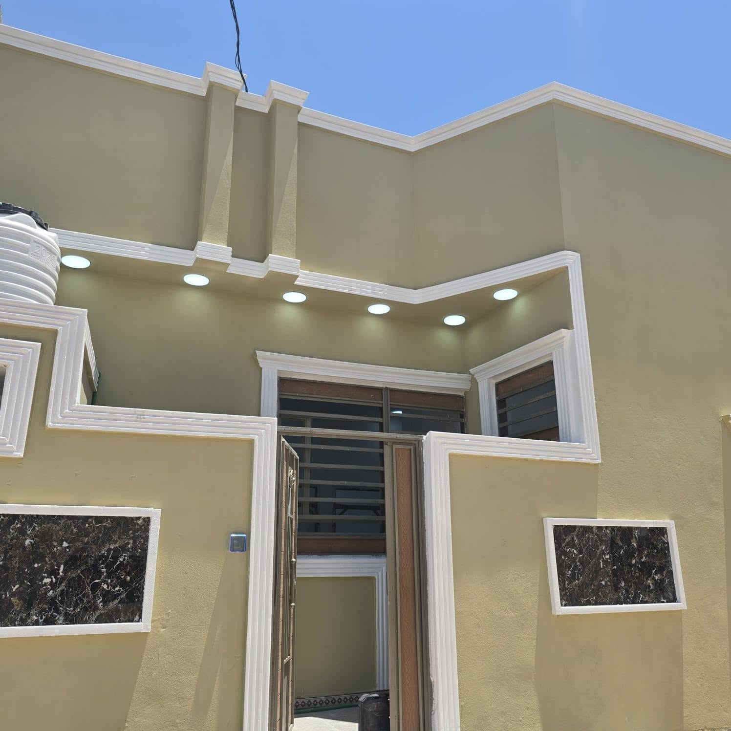 يتوفر الدينا بيت للبيع في ابي الخصيب حمدان قريب من *********** ثاني بيت عن تبليط شارع مركز حمدان طابو زراعي عراقي سند 25وكله ونسخه من طابو مباشر تكاتب معا ابو طابو عراقي موجود مساحة البيت 100 م مربع 10في10 يحتوي على 2غرف منام وصاله اوديوان أو مطبخ وكراج وحديقه بيت بناء جديد شغل دراجة أولى جميع الخدمات منطقة متكاملة السعر البيت 60 مليون وقابل اللتفاوض إلا ستفسار رقم الهاتف *********** على شارع الرئيسي 9متر بيت جاهز للسكن
