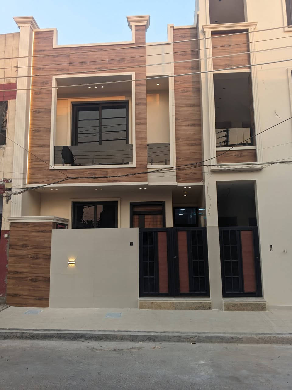 دار للبيع بناء حديث زيرو 
في حي الاعلام/الشباب موقع مميز قريب من الشارع الرئيسي للفورتات وكل الخدمات قريبة من اسواق محلات
مساحته 115متر (تشطيب درجه اولى الواجهه ألواح )
تشطيب المطبخ والحمامات والمناور الواح 
الطابق الارضي مدخلين مع حمام للضيوف ومطبخ مفتوح وهول داخلي مفتوح كبير وغرفة نوم ومكان لوندري ومناور عدد2
الطابق الثاني 3غرف نوم حمام وهول
الطابق الثالث غرفه كبيره 
للاستفسار الاتصال بالرقم ***********
