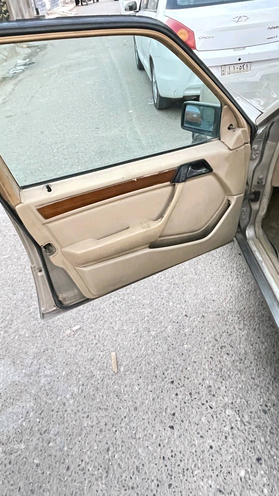 مارسدس دب مديل  89 ضربته فقط الباب الخلفي جهة العبري قواعد وحده سليمه وثانيه طاكه وتاركه ما معمره رقم بغداد انكليزي 
***********
سعر ٥٥ وبيه مجال قليل