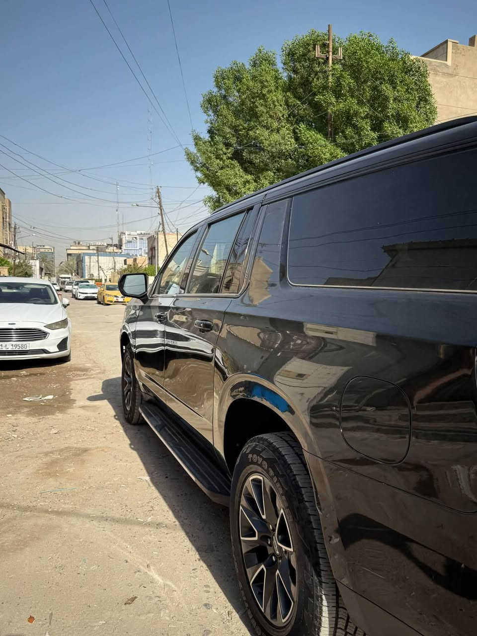 للبيع: شيفروليه سوبربان Z71 موديل 2021 – بحالة ممتازة جداً
الموديل: 2021
 الفئة: Z71 (أقوى فئة مخصصة للطرق الوعرة والمغامرات العائلية)
 سعة المحرك: V8 سعة 5.3 لتر (قوة وأداء عالي)
 ناقل الحركة: أوتوماتيكي بـ 10 سرعات
 نوع الدفع: دفع رباعي (4WD) مع دبل
أبرز المواصفات والتجهيزات:
 المظهر الخارجي الرياضي الخاص بفئة Z71 (واجهة أمامية هجومية، خطافات سحب حمراء، شبك أسود مطفي).
 جنوط مقاس 20 إنش أصلية مع إطارات بحالة ممتازة.
 مقصورة واسعة جداً وثلاثة صفوف مقاعد (تتسع براحة تامة لـ 7 إلى 8 راكب)، مع مقاعد جلدية بتطريزات وشعارات Z71.
 شاشة وسطية لمسية كبيرة تدعم أبل كاربلاي وأندرويد أوتو، مع شاشة عدادات رقمية متطورة.
 تكييف هواء مركزي وثلاثي المناطق، ومقاعد أمامية كهربائية مع خاصية التدفئة.
 أنظمة أمان متكاملة (تشيفروليه للسلامة): فرملة طارئة تلقائية، تنبيه الاصطدام الأمامي، الحفاظ على المسار، وكاميرات محيطية لمساعدة الاصطفاف.
 السيارة نظيفة جداً وخالية من العيوب، وجاهزة للاستخدام الفوري العائلي والسفريات.
السعر: 30,000 دولار (قابل للتداول بالمعقول)
للتواصل والاستفسار (اتصال أو مراسلة): ***********
