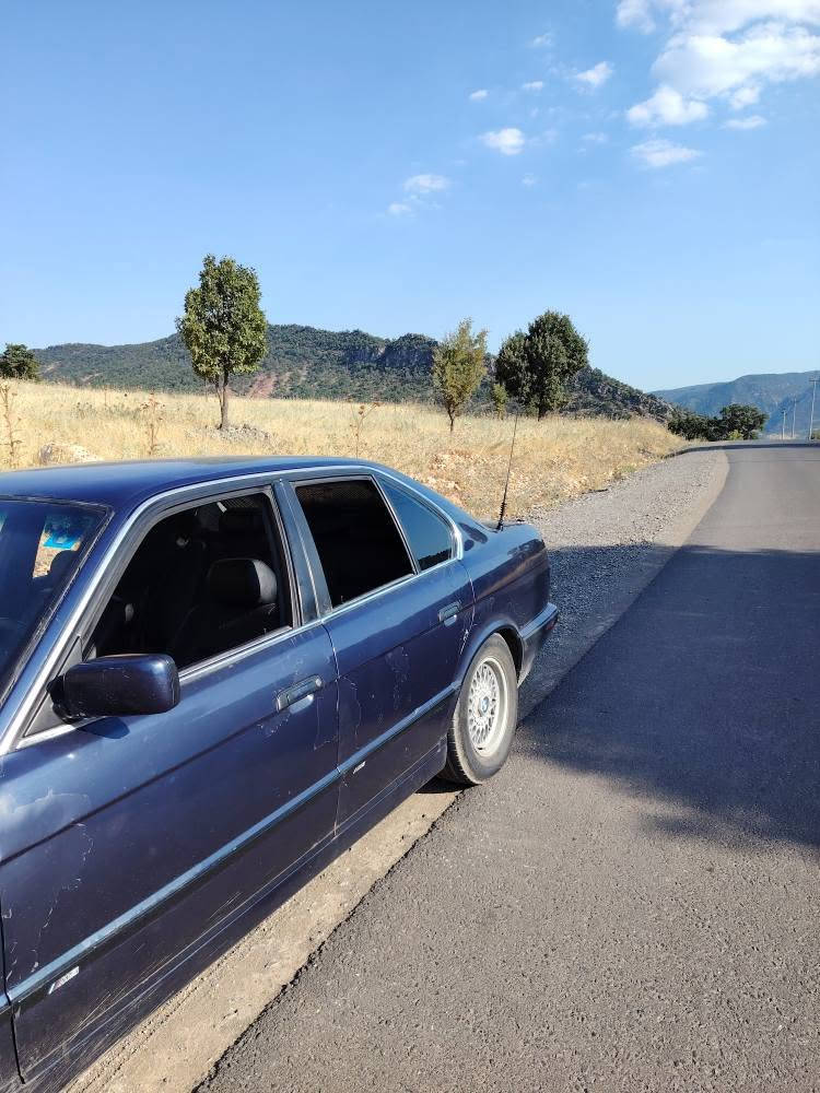 السلام عليكم
BMW للبيع
موديل 91
حجم 525i
محرك كير شرط
محرك كبس 
كير توماتيك
جامات 4 كهرب
السقف مطوز بس
تبريد شغال 
تتدفئه شغاله
طخم تاير جديد 
شرط التحويل
هزا جديده
السعر 60 وبي مجال
***********
*********** موصل, نينوى
