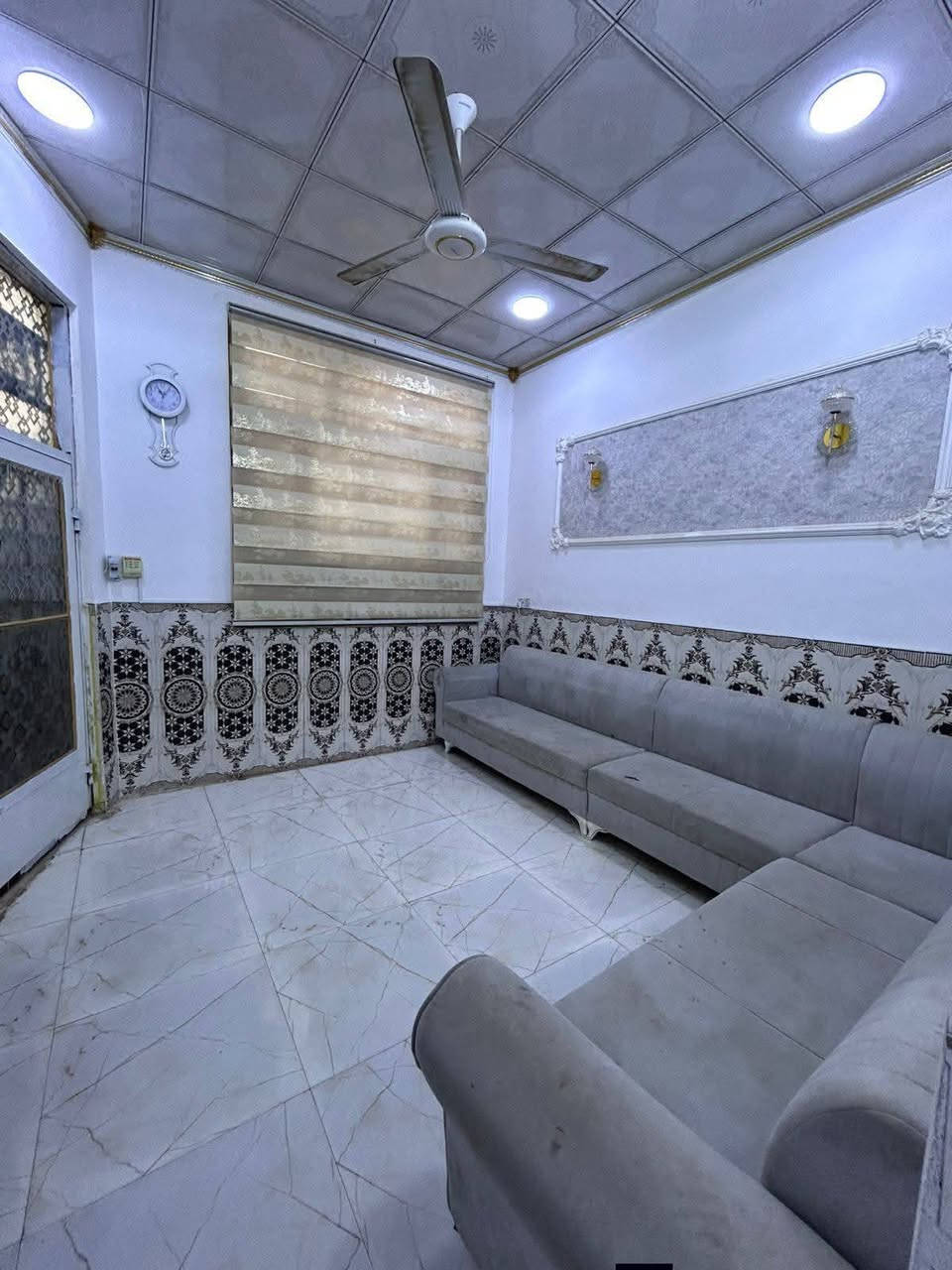 بيت للبيع في حي الاطارات
مساحه 50 متر طابقين 
يحتوي على صاله +استقبال +مطبخ +صحيات +غرفتين نوم 
استفسار ***********
