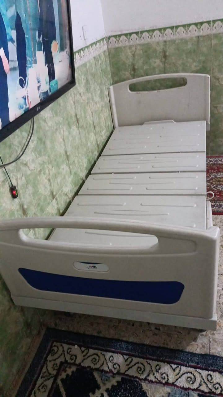 للبيع سريرطبي كهربائي ٤ حركات مستخدم قليل بسعر ٣٧٥ الف موجود في بغداد ***********

