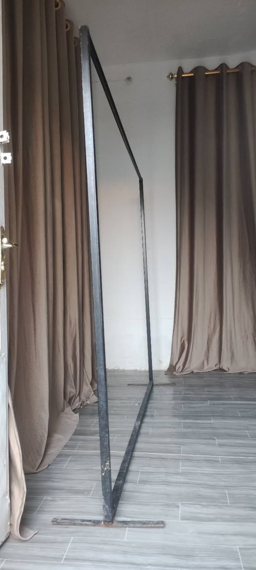 ستاند حديد كبير
سعر الزوج ٢٥ الف
واتساب 
***********
