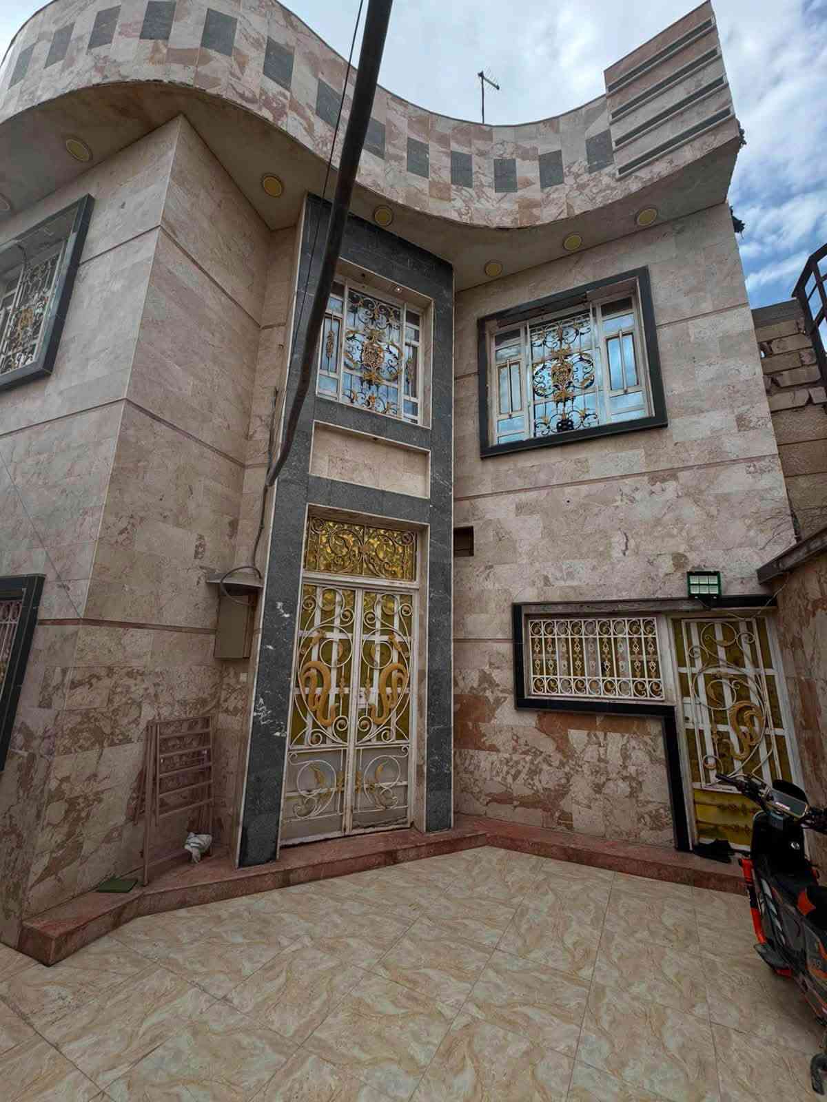 بيت جديد واجهة مرمر بناء درجة اولى
المساحة 200 متر

يحتوي على

4 غرف منام

صالتين 
صالة بالطابق الارضي وصالة بالطابق الاول

مطبخ حار وبارد

استقبال كبير
صحيات داخلية بالطابقين وخارجية
كراج كبير يسع سيارة

واجهة مرمر بالكامل

بيت شغل جناي وليس مقاول مو سكاوي

طابو زراعي عراقي سند 25

يبعد مسافة 50 متر عن شارع كوت ثويني التبليط

ويبعد مسافة 850 متر عن شارع ابي الخصيب السايدين

السعر 158 وبيه مجال

للتواصل واتساب

***********
