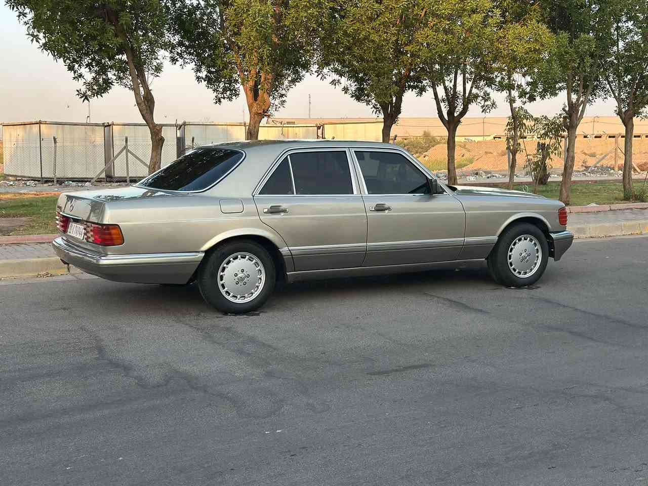 السلام وعليكم مارسدس 1989 
جامبو رائسي باب قصير 
محرك 300 بلادي قبق اسود 
كير محرك تبريد صدر تخم تاير كلشي بيها جديد 
دواخل جديده مسجل بلادي 
اريل كهرباء 
دبل فيت بم 
دبل مروحه 
فول موصفات رقم بغداد تحويل بشرط 
مكاني بغداد السيديه ***********
السعر 68 ورقه بي مجال السياره اعتماديه و4 مرات رايحن بيها للعمره
