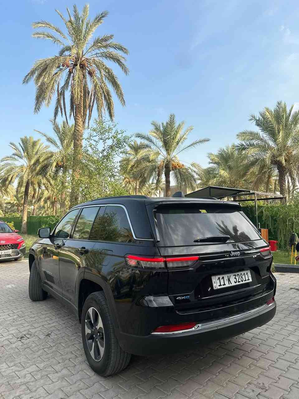 🔴للبيع جيب كراند شيروكي هايبرد 🔴

✅ الموديل: 2025
✅ الفئة: 4xe Limited (Plug-in Hybrid)
✅ اللون: اسود
✅ ماشية 4الف بعده زيرو مماشيه بل العراق
✅ رقم بغداد  شهداء اسويلك وكالة عامه
✅ الحالة: حادث جاملغ وبنيد،  
أبرز المواصفات:
🔹 محرك 2.0 لتر تيربو مع نظام Plug-in Hybrid بقوة إجمالية 375 حصان
🔹 ناقل حركة أوتوماتيكي 8 سرعات 
🔹 نظام دفع رباعي Quadra-Trac II.
🔹 إمكانية القيادة الكهربائية لتوفير الوقود.
🔹 شاشة لمس 10.1 بوصة تدعم Apple CarPlay وAndroid Auto لاسلكياً.
🔹 شاشة عدادات رقمية.
🔹 مقاعد جلد كهربائية مع تدفئة للمقاعد الأمامية.
🔹 مقود مدفأ متعدد الوظائف.
🔹بانورما سقف
🔹 تشغيل بصمة (Keyless Entry & Push Start).
🔹 كاميرا خلفية مع حساسات أمامية وخلفية.
🔹 مثبت سرعة ذكي مع أنظمة أمان متقدمة.
🔹 نظام المحافظة على المسار، والتحذير من الاصطدام، ومراقبة النقطة العمياء.
🔹 مكيف أوتوماتيكي ثنائي المناطق.
🔹 مصابيح LED أمامية وخلفية.
🚗 سيارة تجمع بين الفخامة، الأداء القوي، والاقتصاد في استهلاك الوقود، ومناسبة للاستخدام اليومي والسفر.

📍 الموقع: بغداد شارع فلسطين 

  السعر مناسب اتصل ع رقم وتدلل 

📞 للاستفسار والتواصل:
***********
***********

للجادين فقط.
