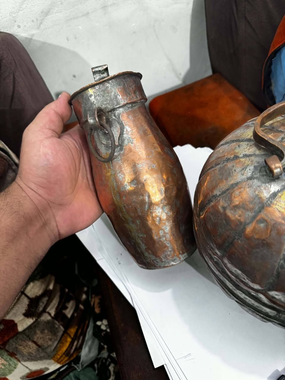 قطعتين  قديمة ورائعة دبة دهن حر حجم صغير قياس ٢٠ سم معى ركية حمام قياس ٢٥سم ارتفاع عرض ٢٥ سم *********** بغداد

