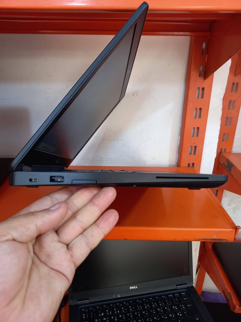 المعالج من فئة HQ
لابتوب دل dell 5480
المعالج كور اي 7 الجيل 6
من فئة HQ
الهارد    256    ssd 
الرام 8.     ddr4 
كارت الشاشة  4  شير 
حجم الشاشة  14 
الشاحنة اصلية 
يحتوي على منفذ تايب سي للشحن او نقل البيانات
نظام التشغيل ويندوز 10 عربي انكليزي 
الملحقات شاحنة وجنطة 
السعر  225
***********
***********
يوجد توصيل

متوفر 
تتوفر مجموعة لابتوبات بأسعار مناسبة ومواصفات مختلفة
