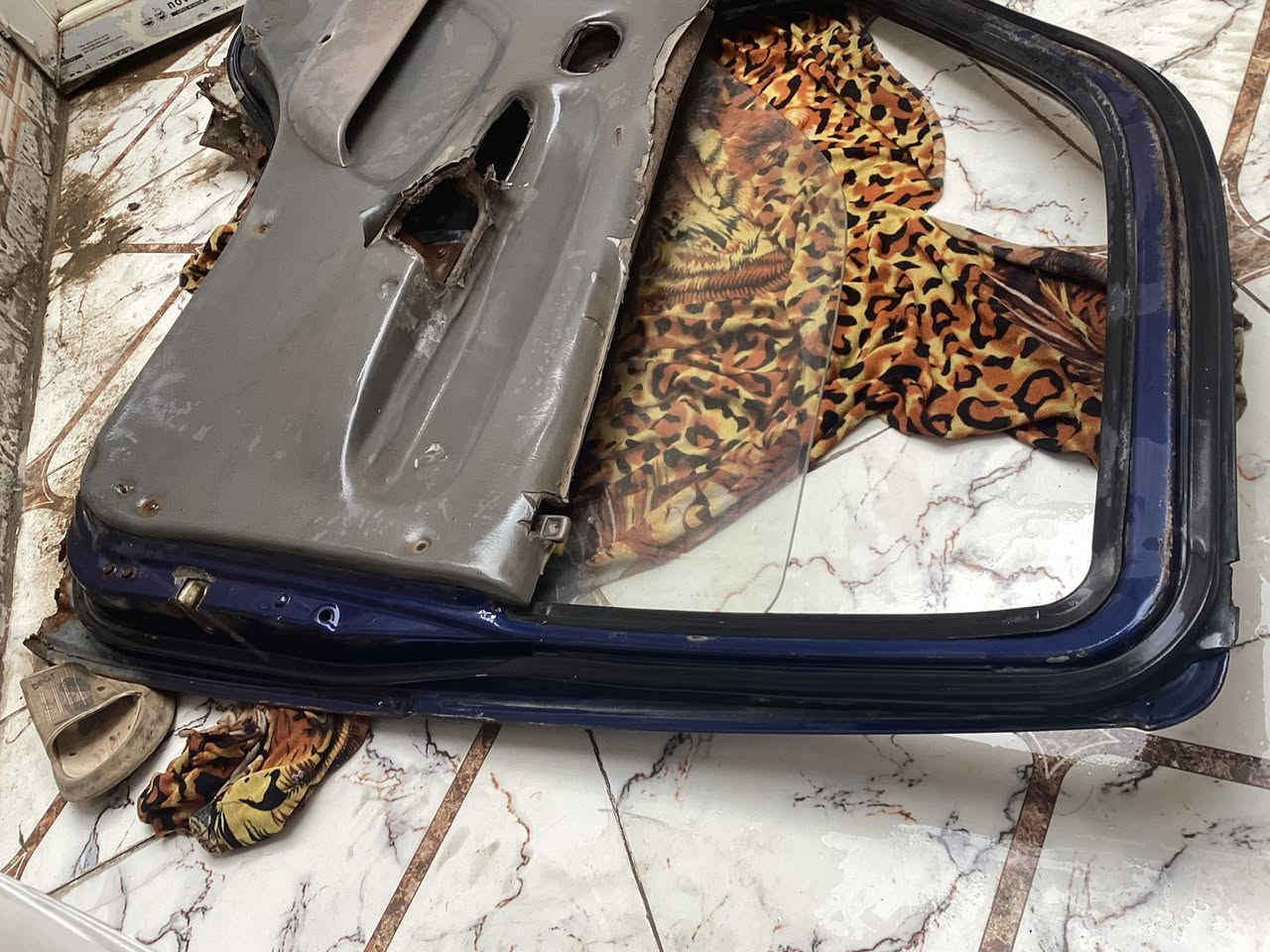 سلام عليكم باب بريجو+وبطانه +وجامه السعر =٨٥ وبي مجل تاير نص عمر حجم 195/15 السعر =٢٥ /.  العنوان بغداد مدينه الصدر. الرقم ***********
