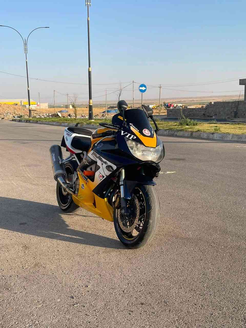 سلام عليكم اخوان عدنا هاي دراجه للبيع هوندا 929rr موديل 2001 منافيس+ اوراق كمارك موجود هم كهرابايات كلهم شغال دراجه كلش نضيف  عنوان كركوك للاستفسار تفاصيل تواصل 
رقم ***********
