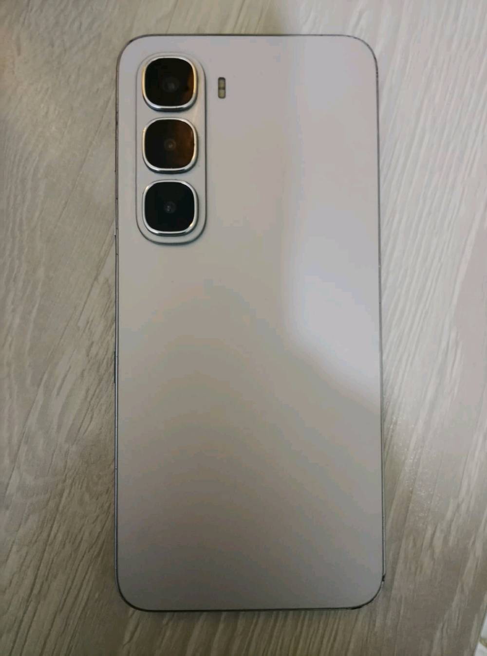 جهاز انفنكس هوت 60 اي infinix hot 60i ذاكرة 256 
العشوائية 12 
تصوير فيديو 2k  
زر اضافي للكاميرا بالجانب الفطر بالزكة الجهاز مكفول ما مفتوح ومامبدل بي شي 
مكان الجهاز الدورة جهاز كلش نظيف ومرتب بي مجال بسيط   
سعر 210 الف دينار عراقي 
للتواصل واتساب واتصال  ***********
اتصال فقط ***********