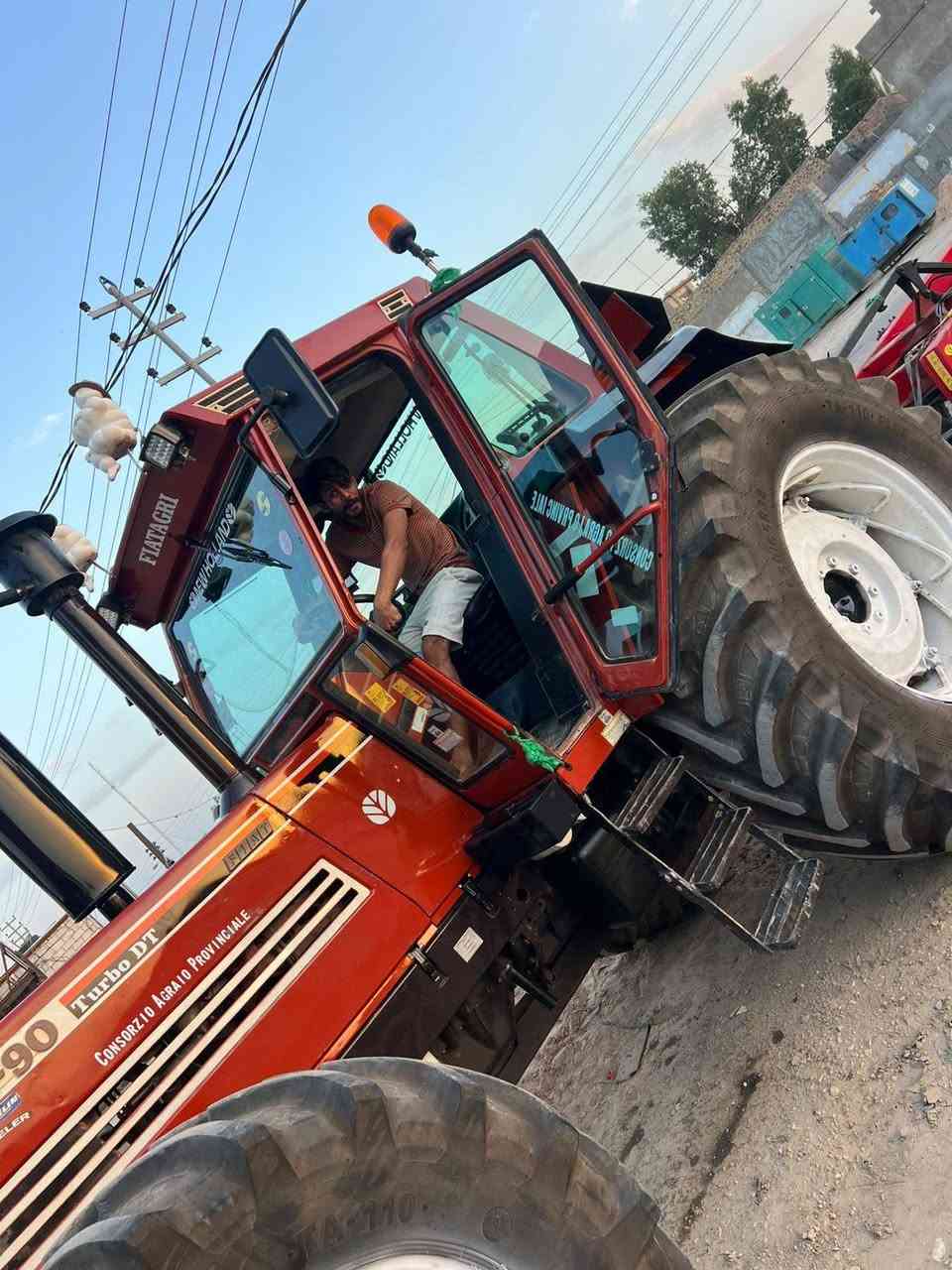 سلام عليكم اخوان مكينه 180 لبيع فول مواصفات اكسر بارز تكمه عريضه شاصي ابو حنيه  مكينه نص اتو ماتيك فول المكينه بعدهي جديده ورها دسك 32 جديد بعده اني مكلف بنشر هاذا رقم صاحبها خابره وتقف ويه

 ***********

