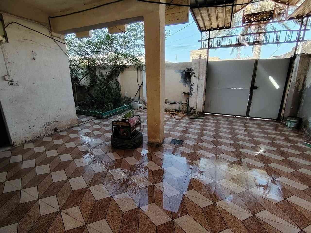 عندي بيتي
اريد ابيعه استقبال 
 ٧ونص م هول
٢ غرف نوم
حمام داخلي وخارجي مطبخ 
مساحته٢٨٠ م موقع مقابل التسجيل العقاري
شارع المحامي احمد الحميداوي
بيت كامل
عالي عن الشارع
ت ***********
