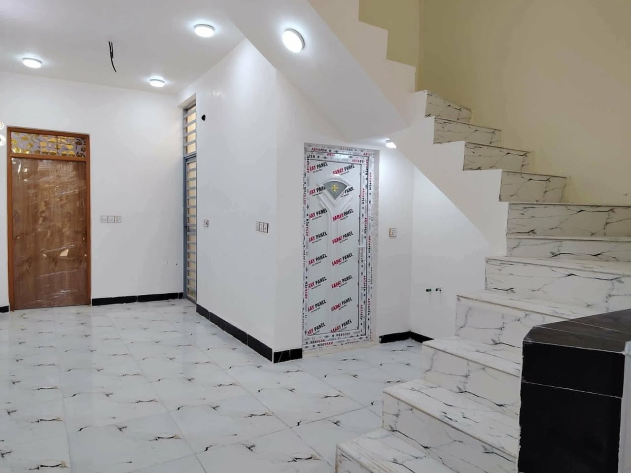 بيت للرهن 🏠  50 متر الرهن سارع بلحجز سعره مناسب 

مقابل ملحق قريه الغدير عمود 321بلخط الثاني قريب  شارع  قريب علا سوك جميع الخدمات متوفره يمه

📍 الموقع: محافظة النجف الأشرف

بيت 50متر بناء جديد تانكي وصخان بي لبيت كامل معايزه شيء خط مولد بي لبيت  جاهز للسكن

🟠 تصميم الخارطة : 

غرفه  - صالة  -صحيات  -مطبخ - منور 
سطح مطبك شتايك
ــــــــــــــــــــــــــــــــــــــــــــــــــــــــــــــــــ
سعر الرهن 6 مليون مدت رهن سنه وقابل لتجديد 
او من خلال الارقام التالية

 ***********
