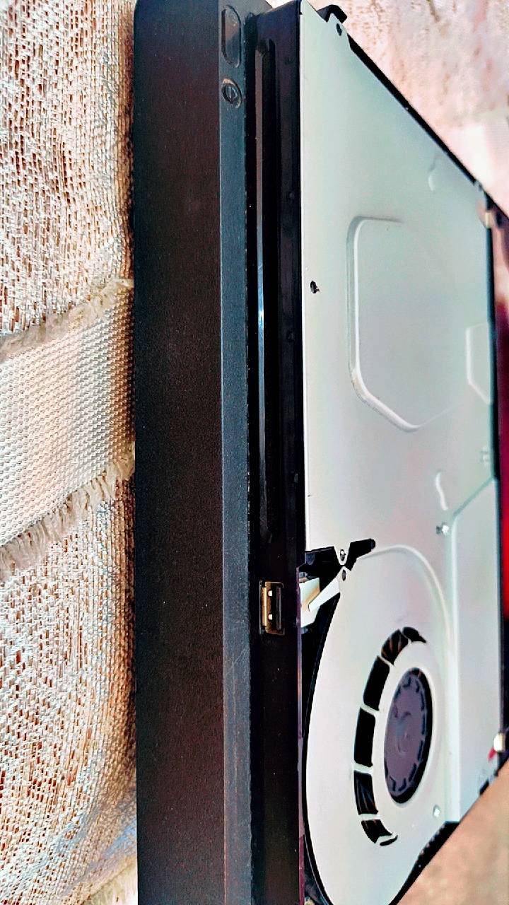 ✨ للبيع بلايستيشن 4 Slim — 500GB ✨
🎮 الجهاز: PS4 Slim
💾 الذاكرة: 500GB
🕹️ يد أصلية عدد 1 — شغالة ومرتبة
🔌 شاحن اليد موجود
🏎️ دركسون PXN V3 PRO — كامل الملحقات
📦 كارتون البلايستيشن غير موجود
💰 السعر: 260,000 دينار فقط
🤝 يوجد مجال للشراية 
✅ الجهاز كامل وجاهز للعب
✅ الدركسون ويا جميع ملحقاته
✅ البيع للجادين فقط
🎮 فرصة حلوة للي يريد جهاز + دركسون بسعر مناسب 🔥
تواصل واتساب ***********