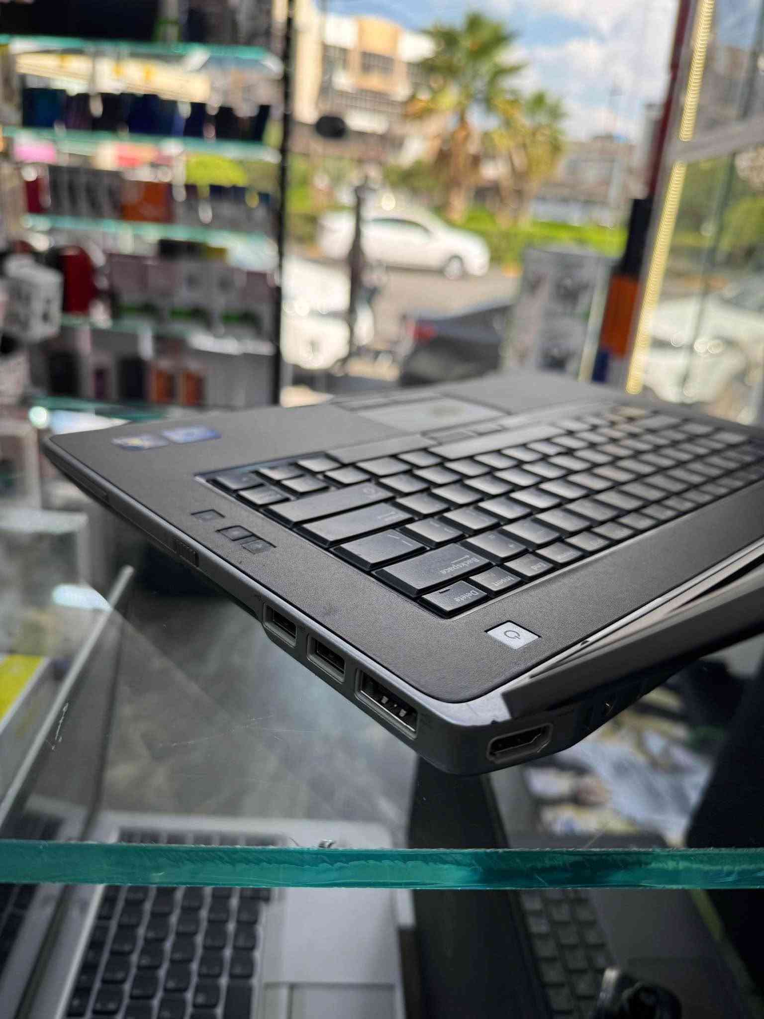 لابتوب ديل 
Core i5 
Ram 4 GB قابل للتطوير 
مساحة تخزين كبيرة بحجم 160GB
شاشه كبيرة بحجم 14 FHD 
مشغل أقراص 📀 dvd 
منفذ HDMI 
منفذ USB عدد ٤ 
بطارية جديدة تدوم اكثر من ساعتين 🔋 

مناسب جداً للدراسة والأعمال المكتبيه والألعاب المتوسطة ✅

فقط بسعر 115 الف

***********
موصل الزهور موصل, نينوى
