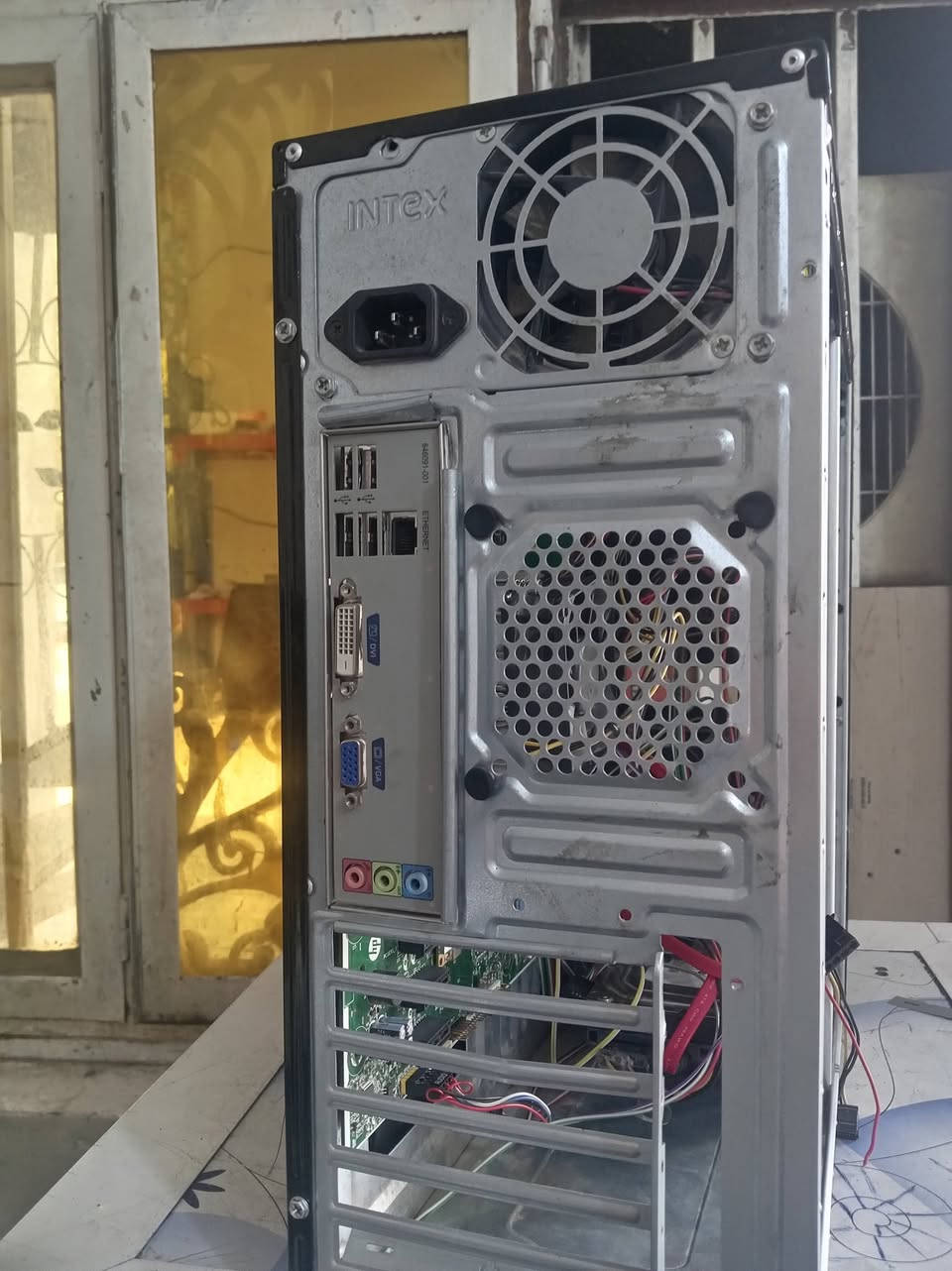 حاسبه متكامله
من هارد 500
معالجين ci3 و ci2
بور سبلاين 400 واط
بورد hp pro 3300 series mt 
معالج i3 جيل ثاني 
رامات ddr3 2gb
بيها وايفاي داخلي 
الحاسبه شغاله 100٪
السعر 75 شامل التوصيل 
واتساب ***********
