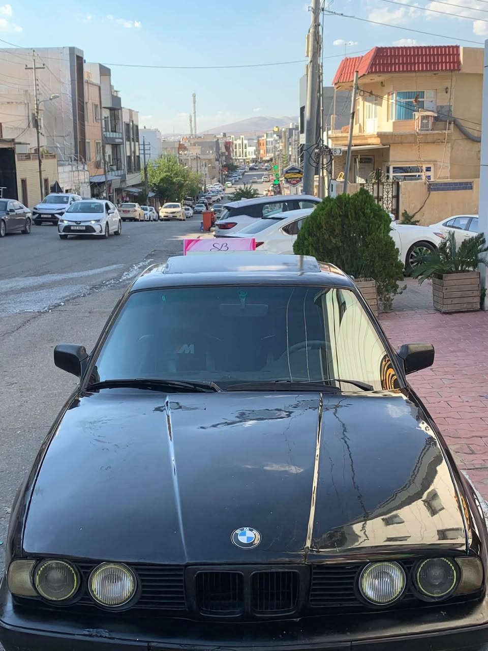 ئه م سه ياره يه بؤ فرؤشتن ٥٢٥گئر حاديي مه كينه كه بس سه ياره كه زؤر توونوو تؤله كامل كاره باي مه زبووته سلايت ئيشه كات بئ ته قه و ره قه يه گئروو مه كينه ي به شه رت هه لمي نه بيت زؤر توونوو تؤله بئ ده حموو لئدراوي ٤رتايه و ويلي تازه ي له سه ره  تئبيني ئارمه ئارمي ون بوه به لام وه كاله ي له گه له به شه رت سعري ٢٢مه عامه له يه كي دؤستانه له سليمانيم ***********
