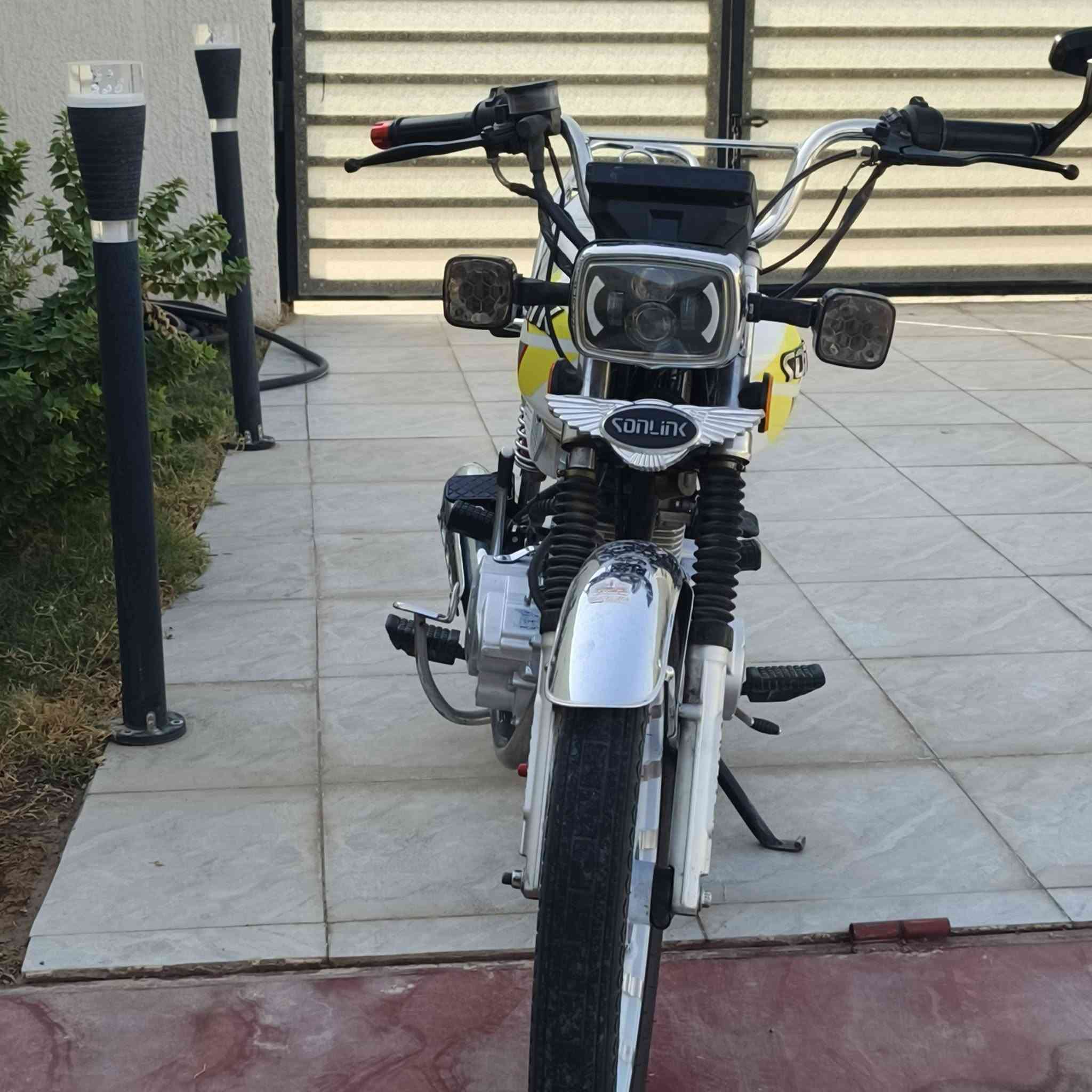 السلام عليكم  دراجه سولنك 
موديل 25
محرك 200cc
النضافه كدامكم موضحه بل الصورة 
مكفوله عامه 
اورق كامله 
بيع ومروس  
رقم الوستاب ***********

