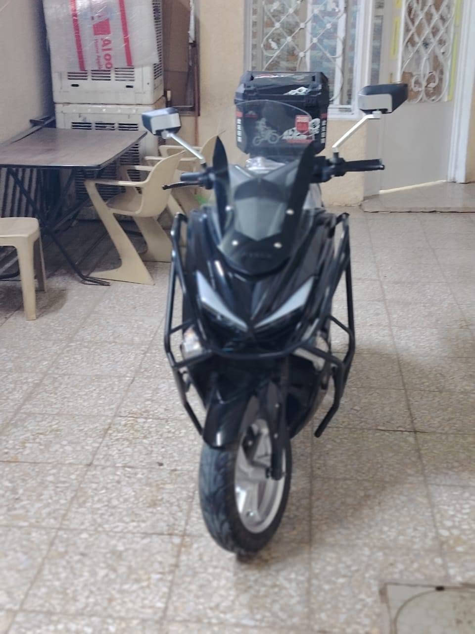 دراجه NMXشحن للبيع صارلي اقل من سنه مشتريهه
مواصفاتها
الملف 3000
. ماشيه : 2363 كيلومتراً
. سرعته :95 كيلو بالساعه
. بيه مثبت سرعه
. تمشي بالشحنه الوحده بين 50_70  كيلو على حسب الوزن والسرعه 
. الرجوع للخلف
. البطاريه: ايون ليثيوم  50 امبير   72 فولت  من افضل البطاريات
. درع حمايه للدراجه من الصدمات 

ملاحضاتها:
. سماعات مابيهه
الدراجه مو وتر بروف   
بيه نقوصات قليله الجامه مالته مكسوره لازم تتبدل
. اكو كسر بسيط بالجاملغ الخلفي للدراجه
قبل فتره صار اكو قطع بالبطاريه وصلحته 
ملحقاتها :  يجي وياها صندوك خلفي + خوذه للون اسود الخوذه بيهه شخوط قليله

سبب البيع عدم التفرغ + الدراجه ما ماشي بيهه هواي  اخت الجديده  

وكل الملاحضات موضحه بالصور

الرقم للتواصل :***********
