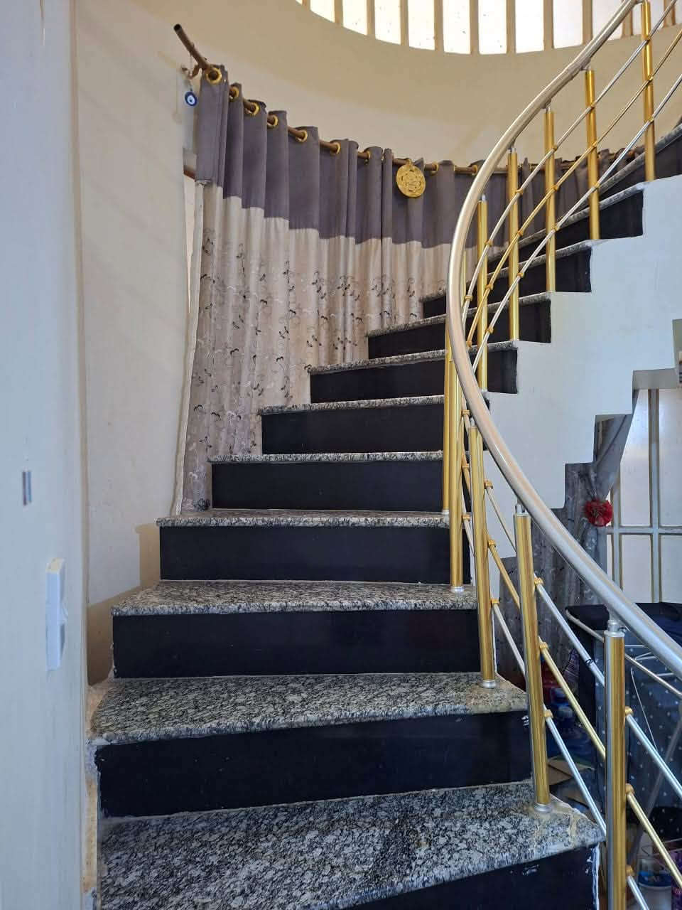 بيت بحي الجامعة شارع 20 بفرع مخبز الكفائي طابو صرف ٢٠٠ متر   يتكون من الطابق الاول ٢ غرف مطبخ وصالة  واستقبال حمام ملحق كراج سيارات وحديقة ومناور ٢

طابق الثاني غرف ٢ صالة 
وحمام وصحيات ١ 
السعر 320 مليون وبي مجال 

او لليجار 

لاستفسار اتصال على الراقم ***********
