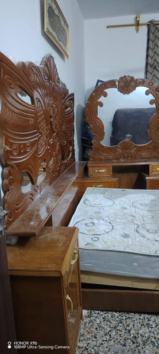 غرف نوم للبيع غرفتين كاملات ست ابواب وملحق والثالثه كنتور ست ابواب ملحق مع كومديات وميز مرايه رقم *********** متوفر واتساب.
