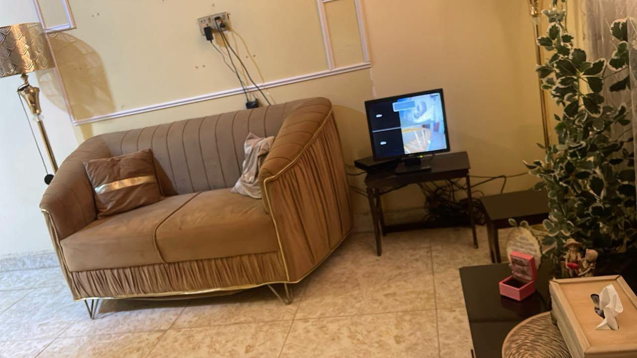 للبيع اثاث بيت كامل بسعار  تصلو ع رقم راعي لبيت  وكله سهل مستعجل ع بيعتهم. ***********

نص مكتوب في الصور:
- تختم بسعر 130
- غرفه 6 ابواب كامله ب 650 نهایته
- ميز بلازما + رفوف مامشكلهن بسعر 100 البلازما نت حجم كبير بسعر 250
- المرشحة 70 الطباخ 350 ميز الطعام انباع
- كاونتر 490 +سنك
- ثلاجه ومجمده 4بيبان بسعر 950
- تختم 3قنفات وكراسي 2 بسعر 590وبي مجال