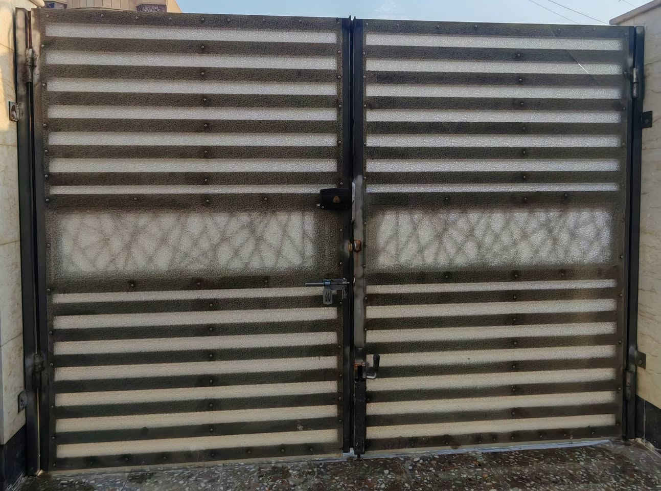 باب حديد خارجي للبيع
المواصفات: حديد متين، تصميم شرائح مع النقشة بالوسط
ا
القياسات:الارتفاع /2m
العرض/2.83m

الموقع:بغداد/ الأمين الثانية (حي المعلمين)

السعر: 350,000 دينار (قابل للتفاوض البسيط)

​للتواصل والاستفسار يرجى المراسلة على الخاص أو الاتصال على الرقم:***********
