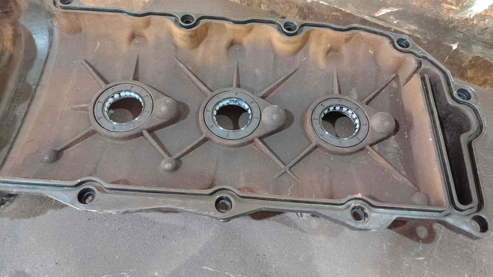 🚘⚙️ تبديل محرك جديد لسوزوكي XL-7 ⚙️🚘

تم بحمد الله إنجاز عملية تبديل محرك جديد لسوزوكي XL-7، مع إجراء صيانة وتجهيز شامل قبل التركيب لضمان أفضل أداء واعتمادية للمحرك.

🔧 تفاصيل العمل:

🔹 غسل وتنظيف المحرك الجديد بالكامل من الداخل والخارج، وإزالة جميع الترسبات والأوساخ.

🔹 استبدال جميع الجبن والواشرات  حسب طلب الزبون، لضمان عدم حدوث أي تسريب مستقبلاً.

🔹 استبدال أذنين الگير الدائريات بقطع جديدة.

🔹 استبدال دجات  وقواعد المحرك الجانبية، لضمان ثبات المحرك والتخلص من الاهتزازات.

🔹 تجديد ظفيرة المحرك بالكامل بسبب حالتها المتهالكة جداً، مع استبدال الفيش التالفة وإعادة ترتيب وعزل الأسلاك بصورة فنية وآمنة.

🔹 رفع ومعالجة جميع الجطلات والمشاكل الموجودة قبل تركيب المحرك.

🔹 فك إنجكترات الوقود وغسلها بجهاز الموجات فوق الصوتية، مع فحص الرش والمعايرة والتأكد من تساوي أداء جميع النوزلات.

🔹 إعادة ربط وتنظيم منظومة المراوح والتأكد من عملها بصورة صحيحة.

🔹 غسل حوض السيارة وحجرة المحرك بالكامل بواسطة البخار المضغوط، وإزالة الزيوت والأوساخ المتراكمة قبل تنزيل المحرك الجديد.

🔹 تركيب المحرك وإعادة ربط جميع المنظومات والظفيرة والأنابيب، مع فحص الزيوت والسوائل وإجراء الفحص النهائي بالكمبيوتر.

🔥 والنتيجة: تشغيل المحرك من أول نَگرة سلف، بصوت هادئ وأداء ممتاز والحمد لله.

━━━━━━━━━━━━━━

🔧 ورشة أنور سوزوكي وإكونوكس

📍 العنوان: كربلاء – الحي الصناعي – البلوك الثاني – شارع السايدين (سايد الدخول)

📞 ***********
📞 ***********

⭕ ورشة أنور – خبرة، دقة وضمان بالعمل

