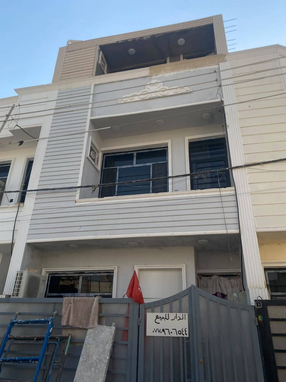 *********** 
الموقع: الدورة مقابيل محطة ابو دشير
الدار للبيع
المساحة: 50متر 
عدد الغرف3
عدد الحمامات 3
صالة+مطبخ
