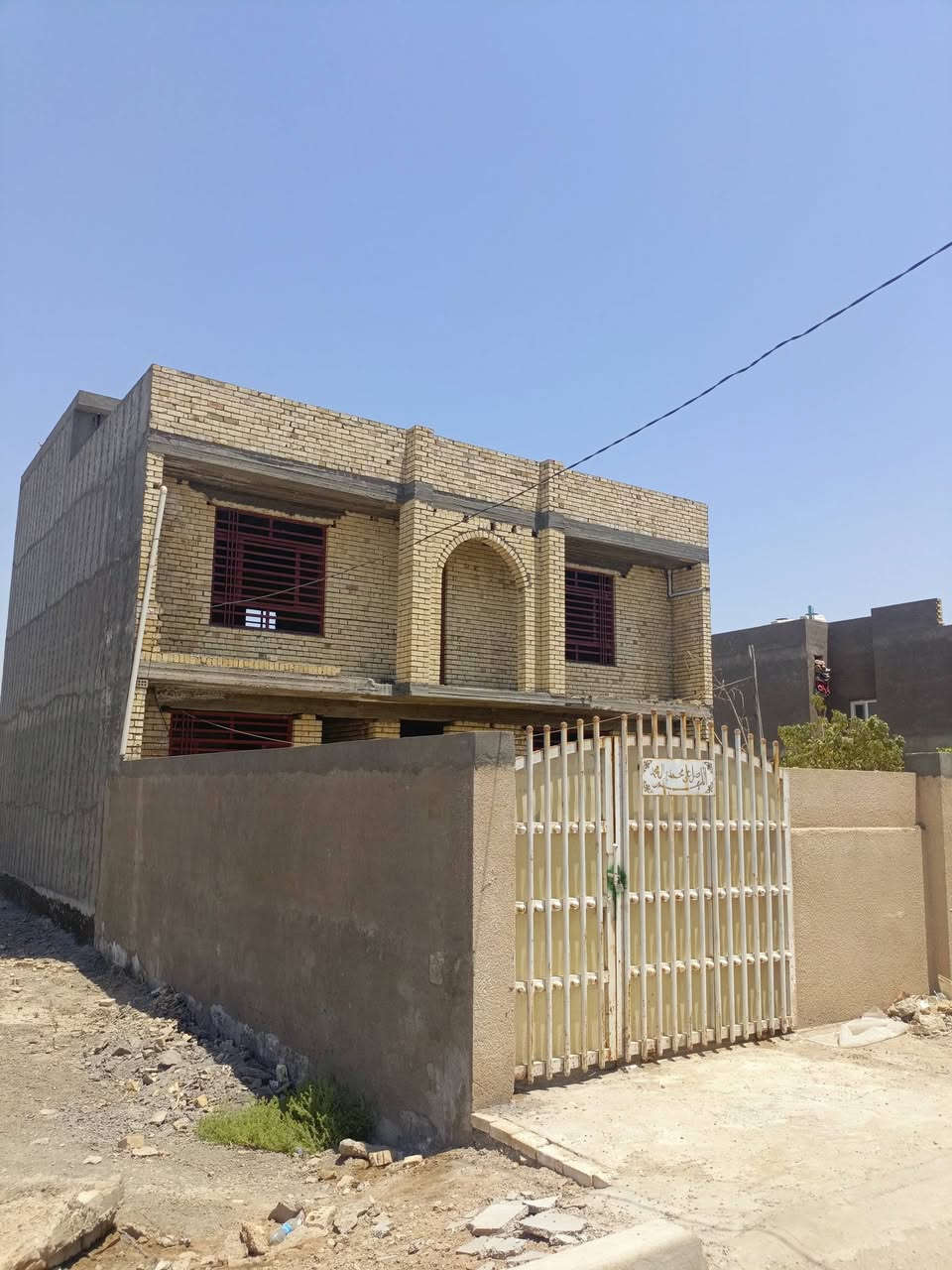 السلام عليكم دار للبيع طابقين خلف الملعب الخماسي قرب مرطبات بارست يبعد عن الشارع العام 100 متر يحتوي على 4 غرف نوم صاله عدد 2 حديقه المساحة 240 طابو زراعي سند 25 للاستفسار *********** خدمات كاملة تبليط ماء كهرباء

