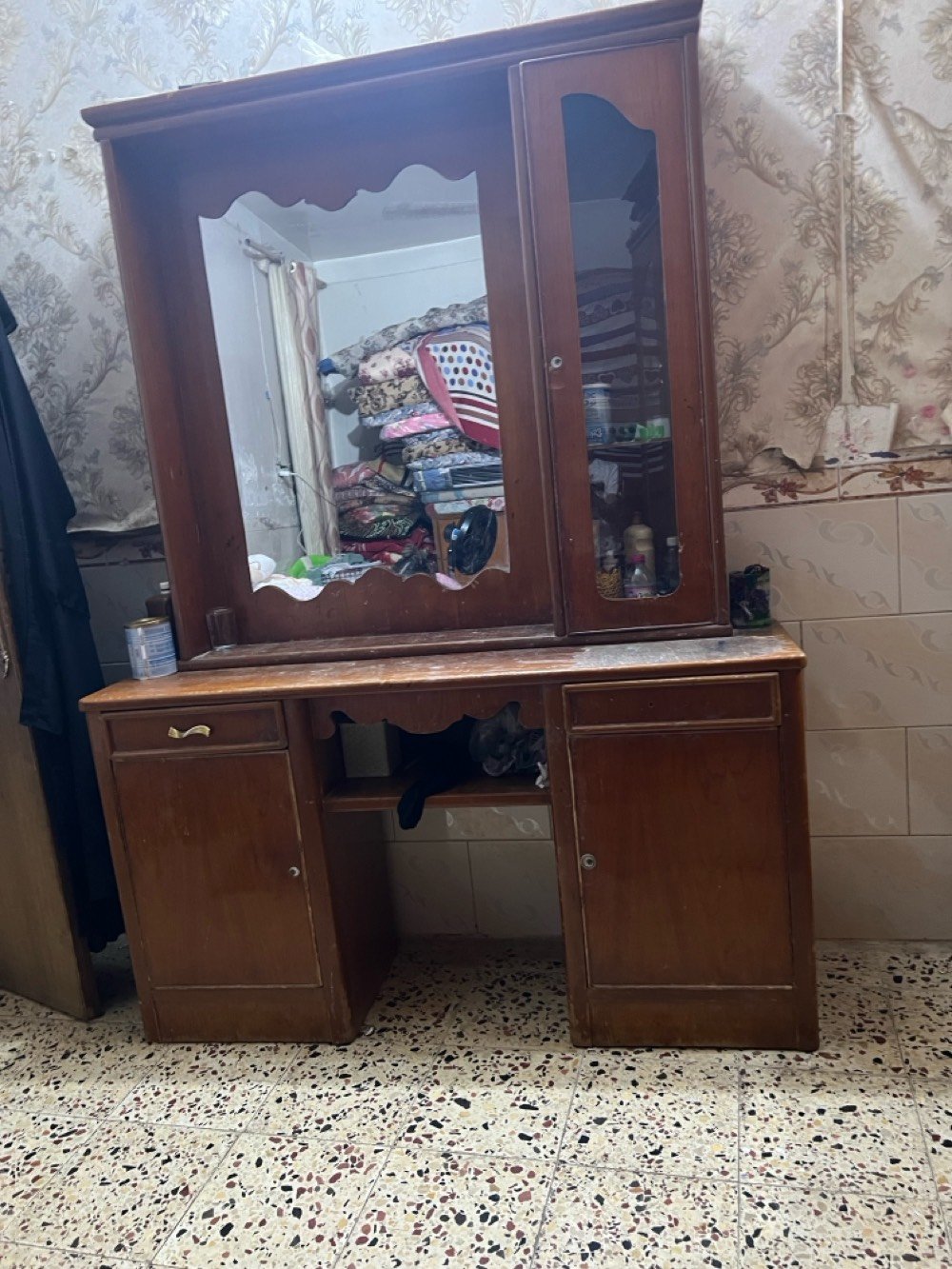كنتور صاج ثقيل طابقين 6 ابواب مع ميز تواليت وزاويه السعر 530 وبي مجال زين تواصل ***********