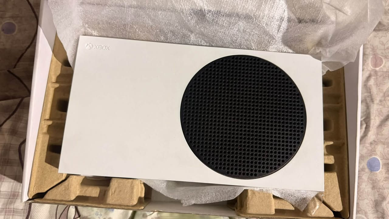 السلام عليكم
Xbox series s 
اصدار 2023
جهاز نظيف جدا و ما مستعمل 
نقص فقط جوستك  الجهاز نظافه ١٠٠٪؜

 مستعمل شهر واحدا فقط ومتروك‼️
السعر ٣٥٠ وبي مجال حك الجيه 
العنوان بغداد البياع 
الرقم ***********
