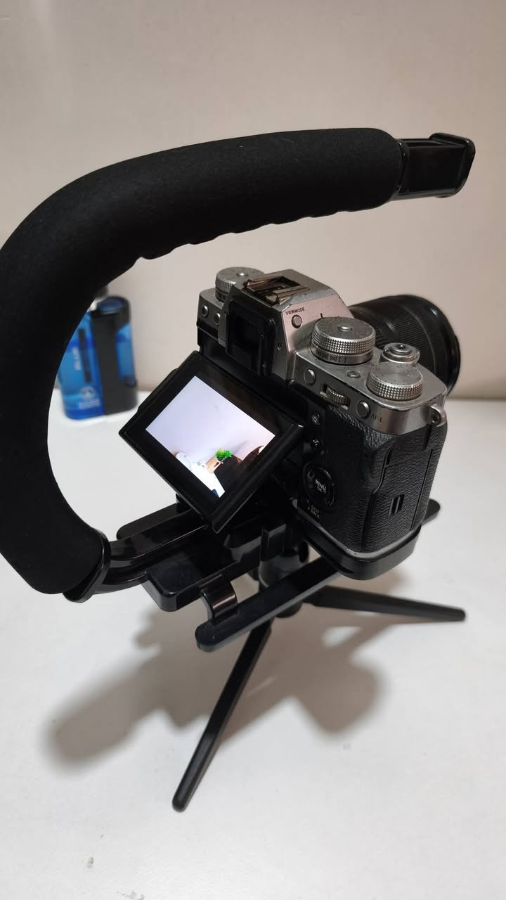 فوجي فلم xt3 نظيفه وبدون اي مشاكل 
عدسة 18 - 55 فتحة 2.8 فوجي 
عدسة 35mm فتحة 2 فوجي 
بطاريات عدد 3 + شاحن
السعر 900 الف توصيل متوفر 
***********
