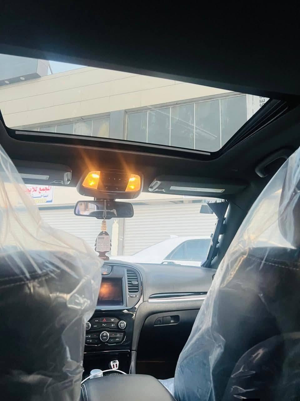 السلام عليكم
كرايسلر اوباما S 300
موديل 22 أصل 
مواصفات لـ S معروفة 
سيارة أخت الزيرو شرط 
كتاب ضباط
حادثها جاملغ امامي وبنيد بدون دواخل 
الباقي مكفول شرط
بأسمي تحويل ثاني يوم
السعر 260 وبيها مجال بسيط
مكاني ناصرية مركز. 
***********
