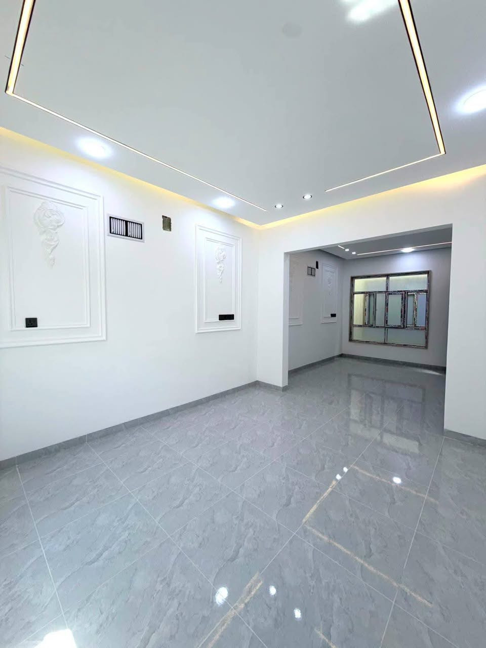 دار للبيع حي الملايين الثانية قرب مخزن السيراميك طابقين فول 3غرف نوم واستقبال وهول وسط ومشتملات داخل وخارج ومطبخ وكراج وبي وصل بلدية المساحه 117الاتصال ***********
