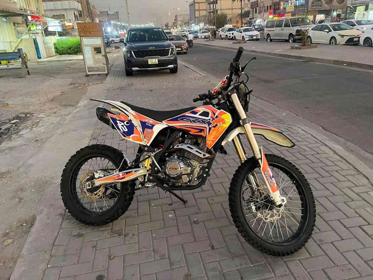 السلام عليكم 
قفاز مكينه 250 محرك لاتبخير لاتنقيص دراجه حلوه ونضيفه اكفله سرقه وعشائر سعره ٩٠٠ بيه مجال حك جيه مكاني بغداد العامريه رقم الهاتف ***********. 
***********وتساب
