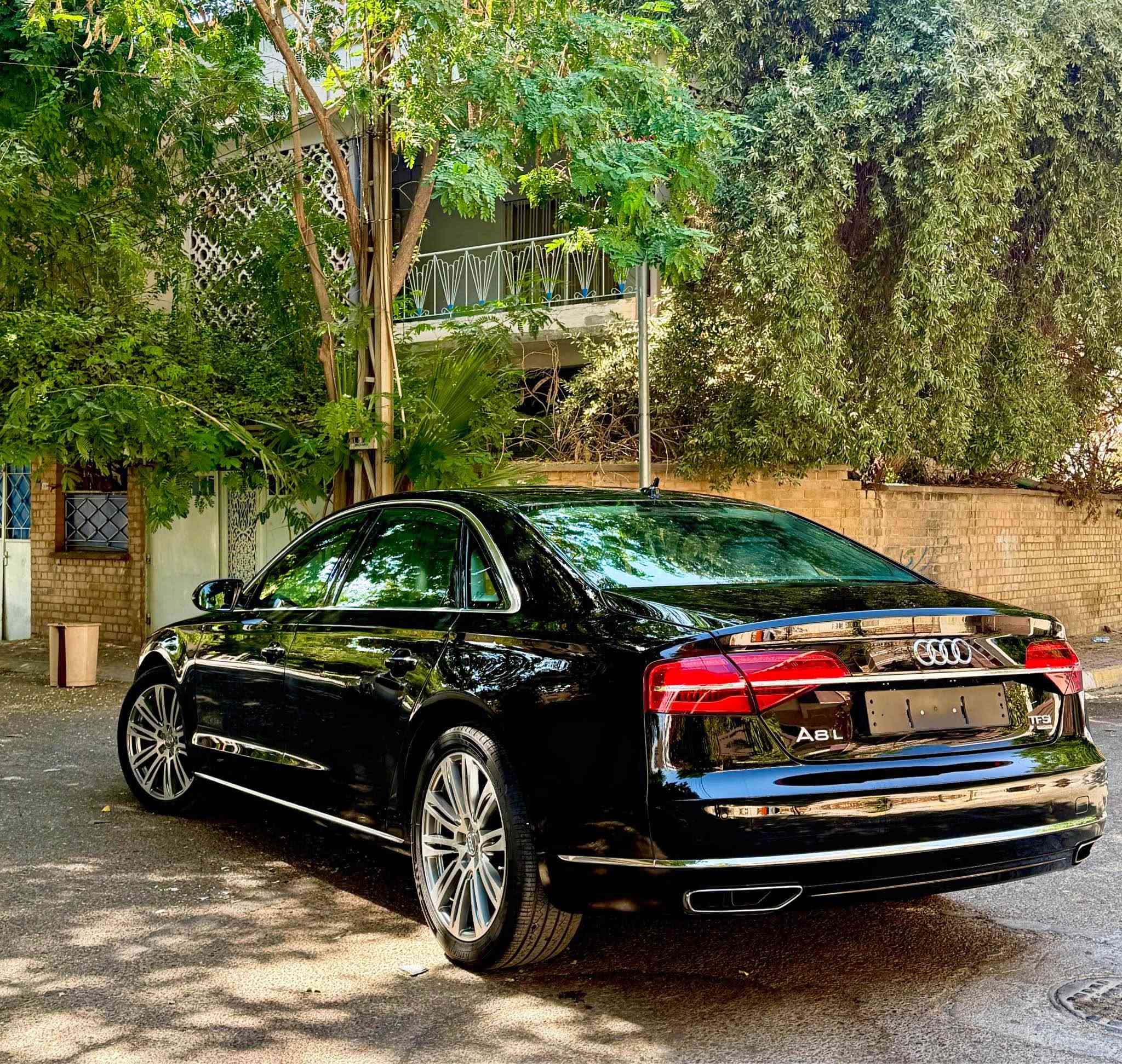 AUDI A8 L VIP 2016 الباخرة 
محرك 3.0 SUPERCHARGER 🚀
الگير 8 نمر  نظام الدفع رباعي Quattro 
نظام توقف تلقائي و قيادة شبه ذاتية 
تحكم ستيرين كهربائي 
كشنات الأمامية والخلفية تدفئة تبريد كهربائي وتحرك 14 وضعية 
تبريد مركزي وتحكمات منفصلة خلفية و أمامية
3 بردات بلادية كهربائية انارة محيطية بالقمارة
باب طويل LONG
لايتات ماتركس وليد خلفي و أمامي 
مواصفات فول الفول يطول اذا تنذكر وحدة وحدة
الضرر :- صبغ 5 قطع رش بدون تكم بدون دواخل بدون ايرباكات تماماً ( محرك گير أكسل كهربائيات بشرط بدون اي نواقص ) طخم صدر 70‎%‎ 
هزة و براد وسنوية جديدة سيارة بأسمي شرط التحويل و الوكالة  مكان السيارة كركوك 
-***********-  السعر 145 وقابل للتفاوض بما يرضى الله كركوك, العراق
