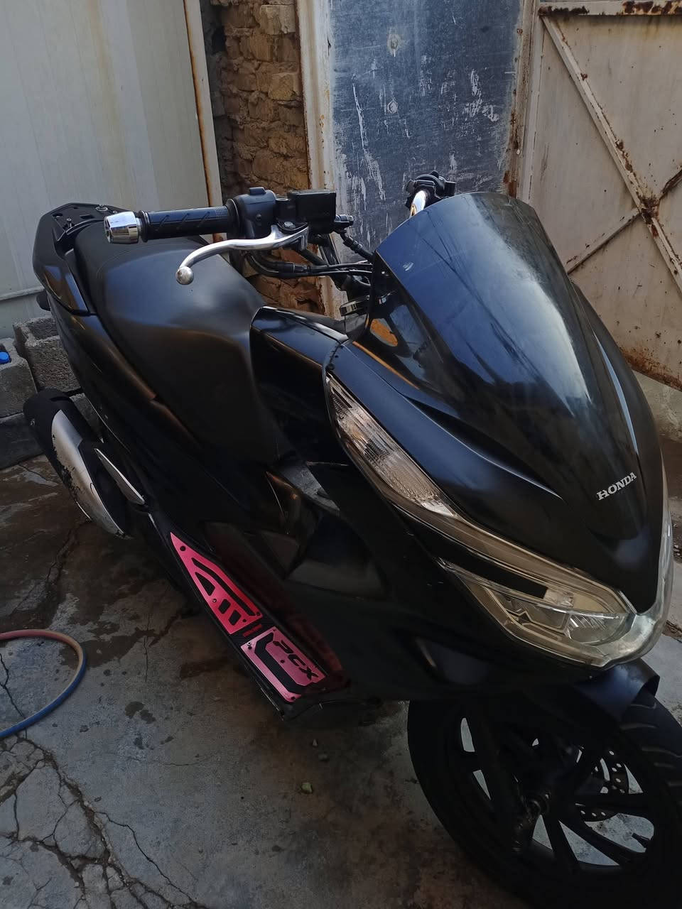 السلام عليكم
pcx  جيل ثالث بصمة فول موصفات حساس ازدحام مانع 
انزلاق الدراجة كاملة اوراقها وياها مجرد الجاملغ مال تاير مكسور وجزء من الكفر الوجه مشخط بس الدراجة جديدة مكينة نظيف سعرها مليونين ونص وبية مجال مكاني بغداد البلديات 
رقم الهاتف ***********
